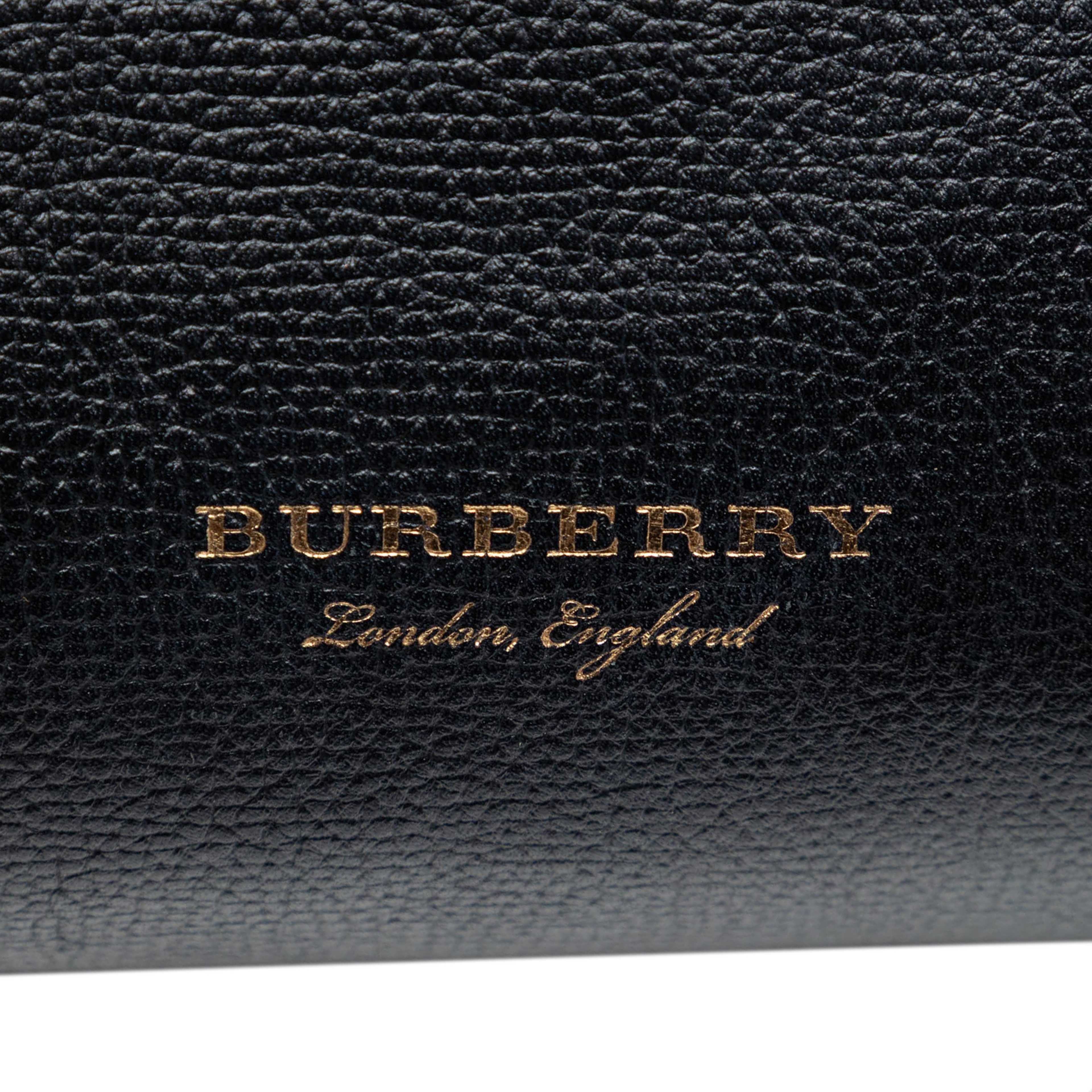 Burberry Small Derby Calfskin And House Check Banner Satchel, från Luxclusif, i färgen svart. Klicka för att öppna bilden i stort format