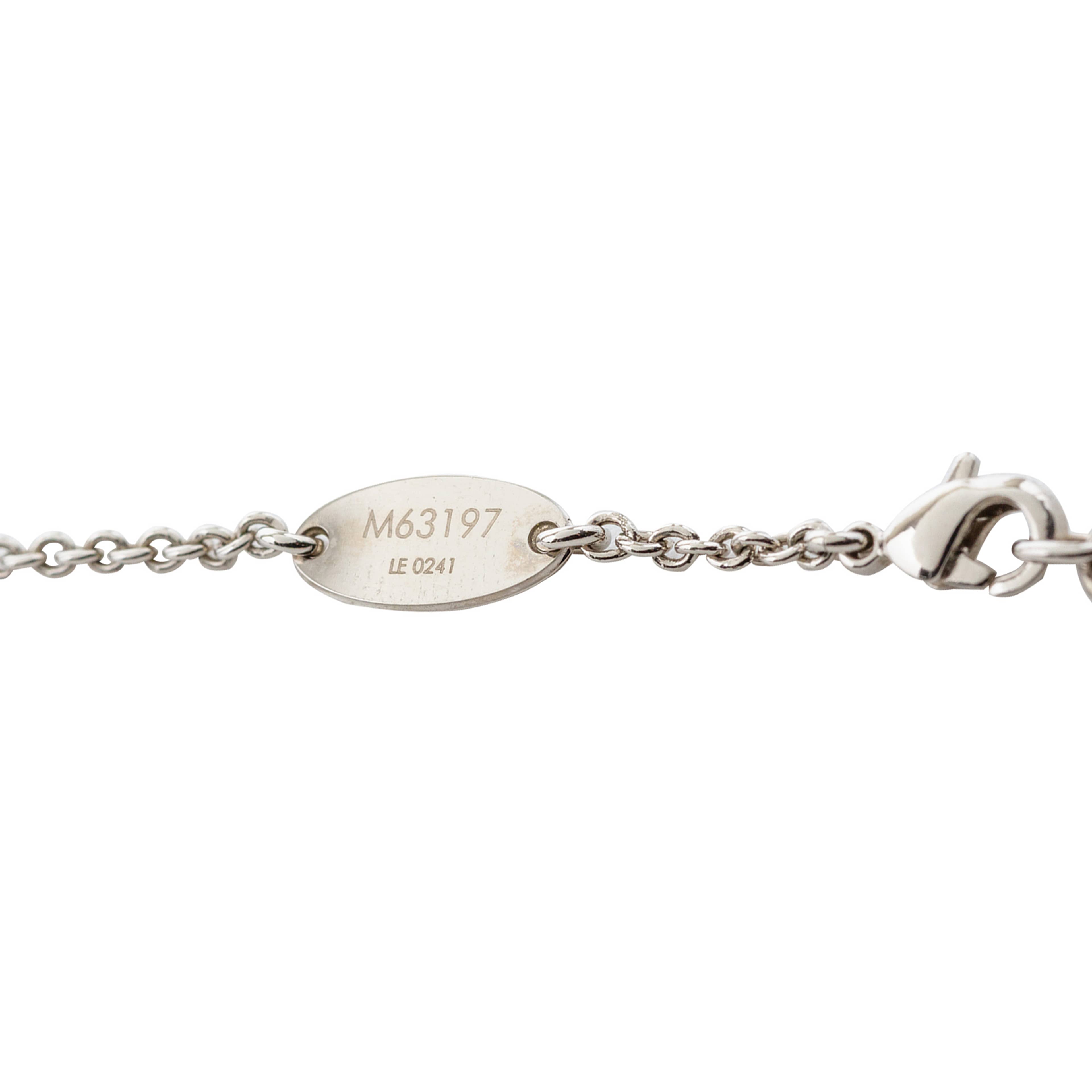 Louis Vuitton Silver Plated Essential V Supple Necklace, från Luxclusif, i färgen silver. Klicka för att öppna bilden i stort format