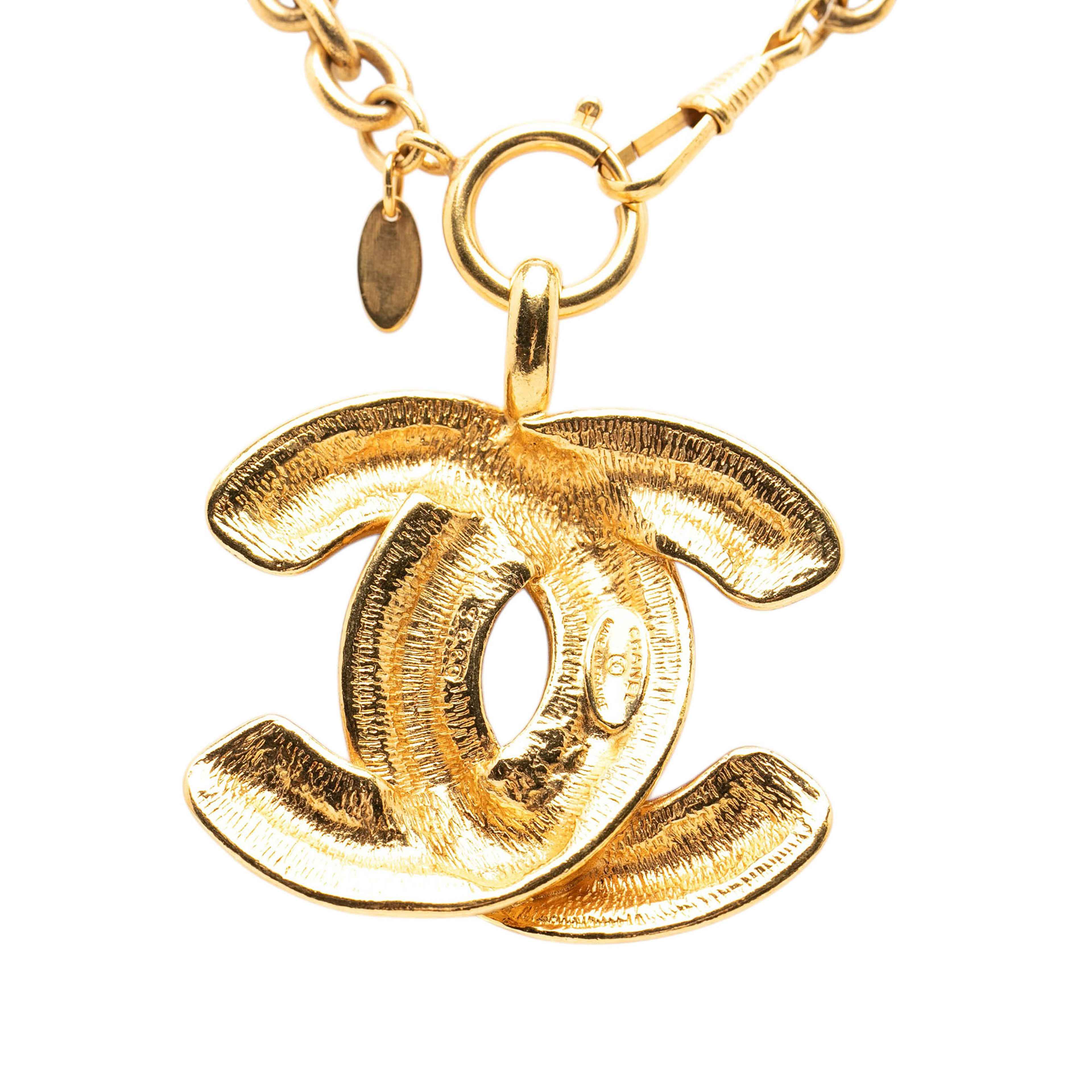 Chanel Cc Gold Plated Quilted Pendant Necklace, från Luxclusif, i färgen guld. Klicka för att öppna bilden i stort format