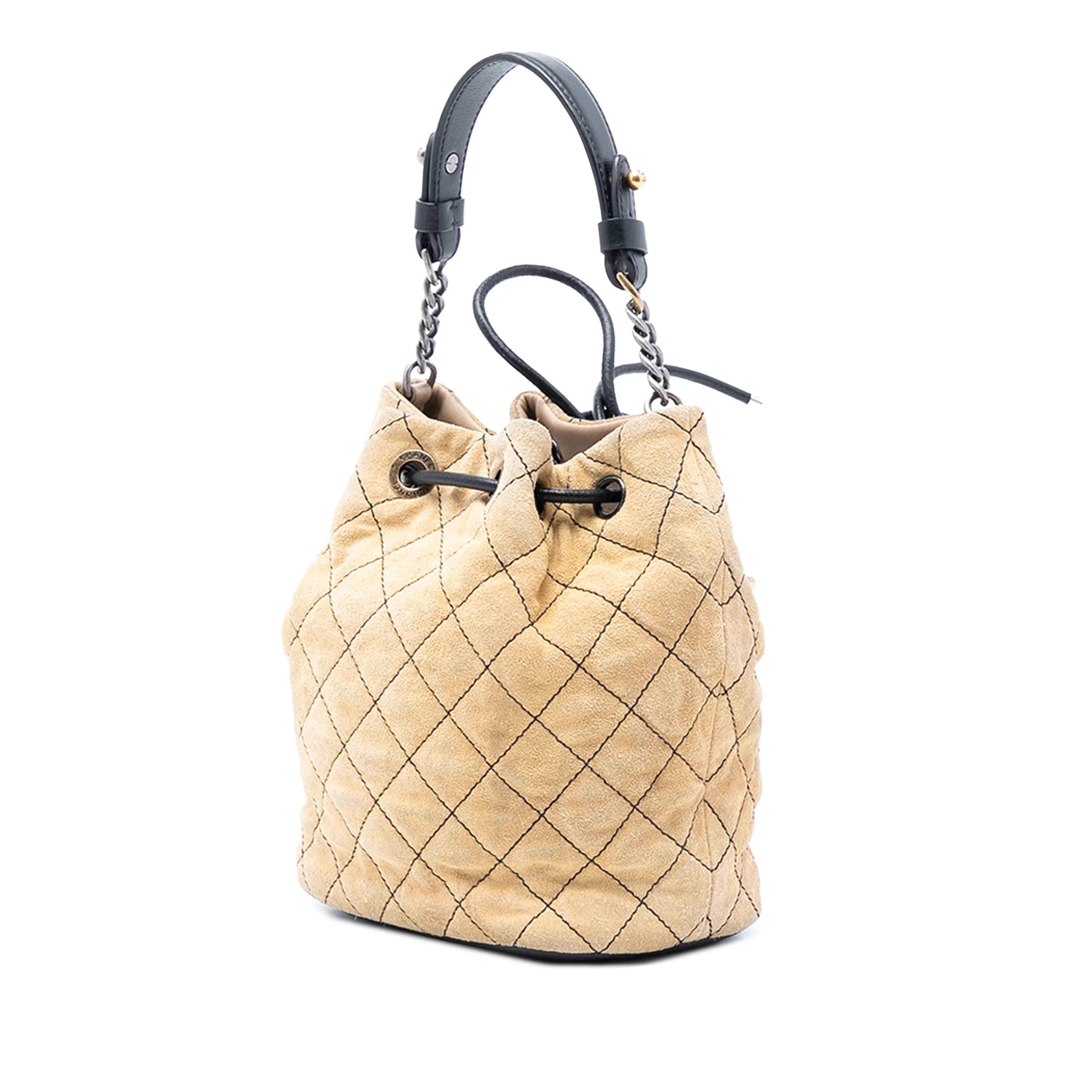 Chanel Cc Suede Wild Stitch Bucket Bag, från Luxclusif, i färgen beige. Klicka för att öppna bilden i stort format