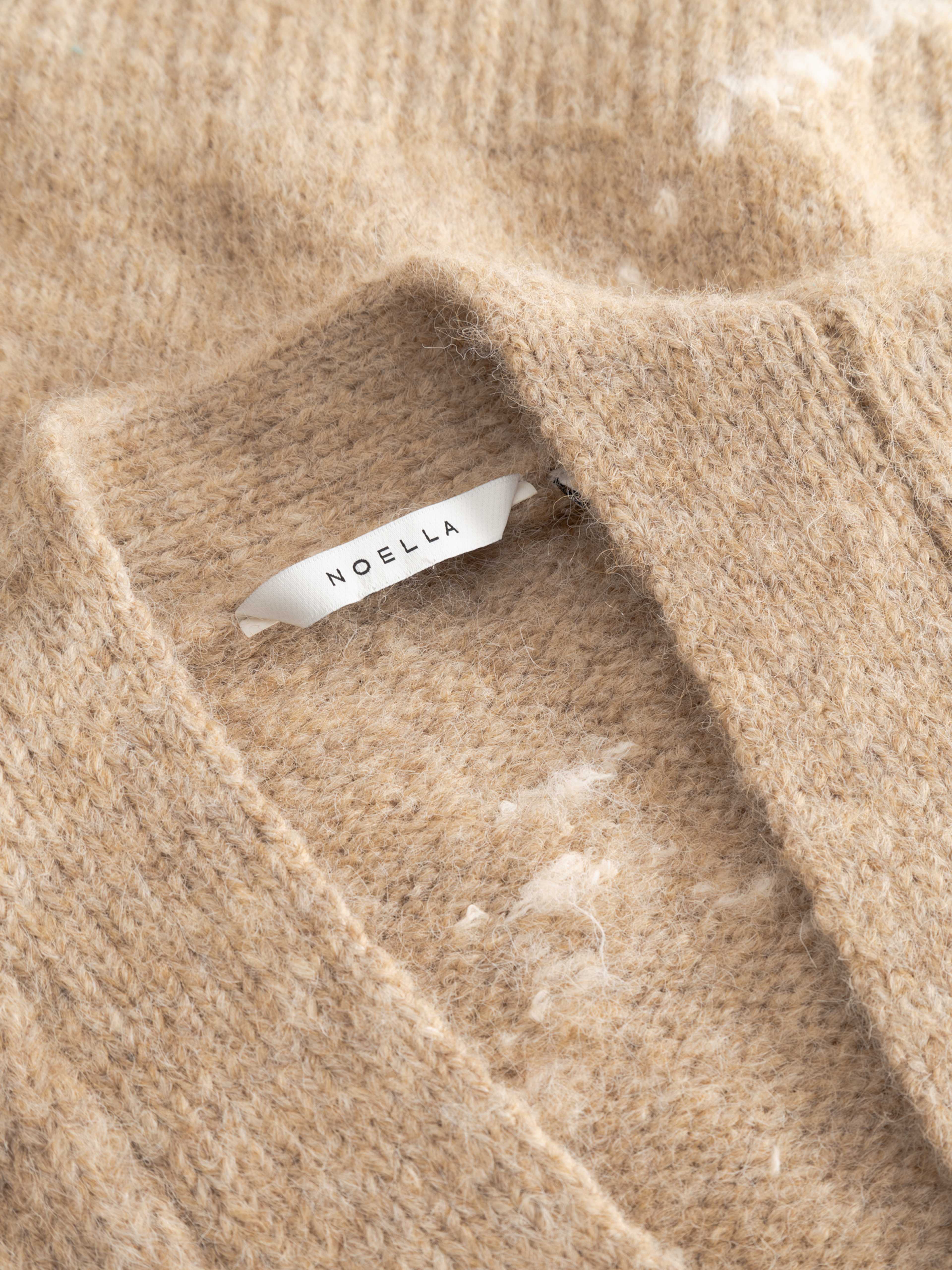 N-laiana Knit Cardigan - Sand Melange, från Noella, i färgen sand melange. Klicka för att öppna bilden i stort format