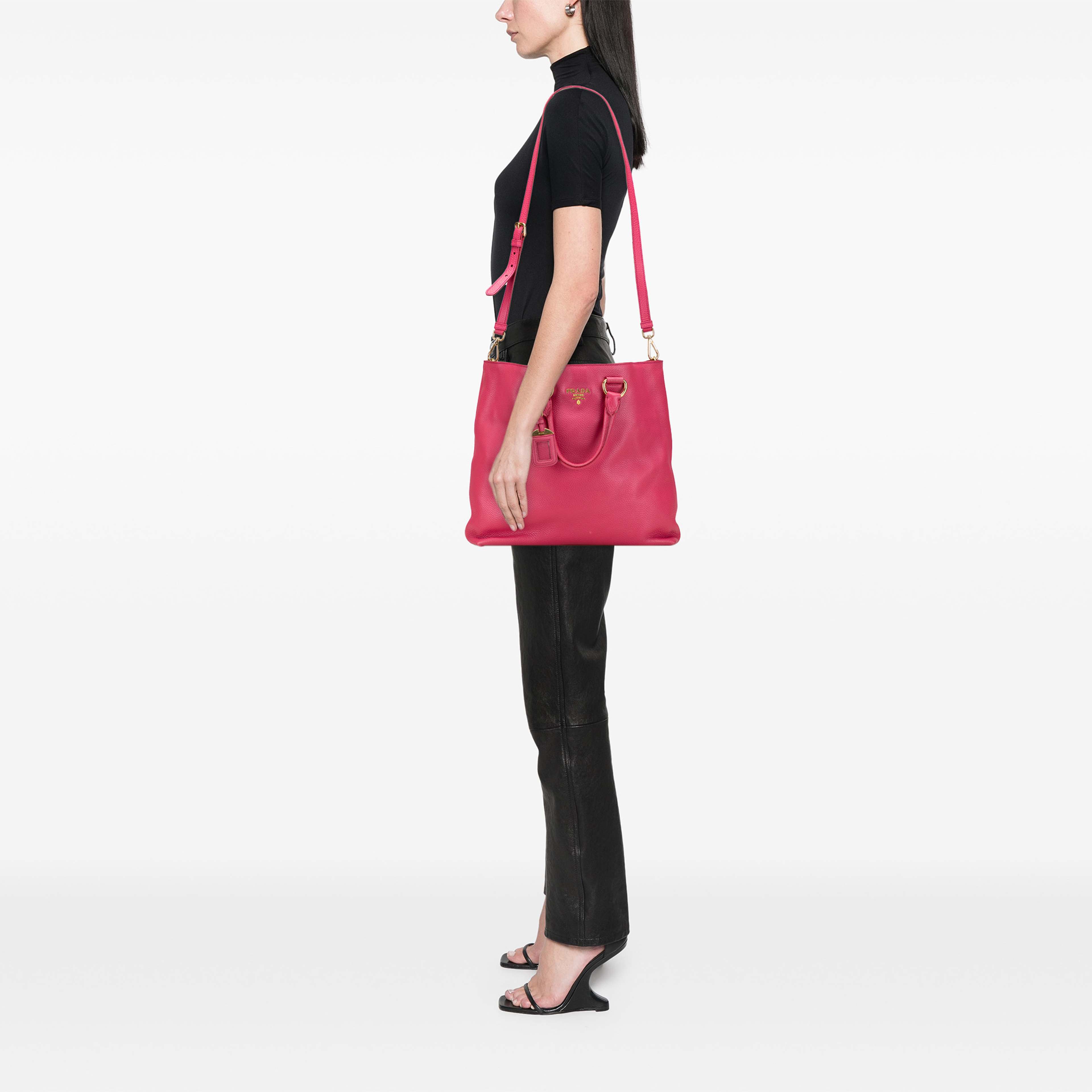 Prada Vitello Daino Open Convertible Tote, från Luxclusif, i färgen rosa. Klicka för att öppna bilden i stort format