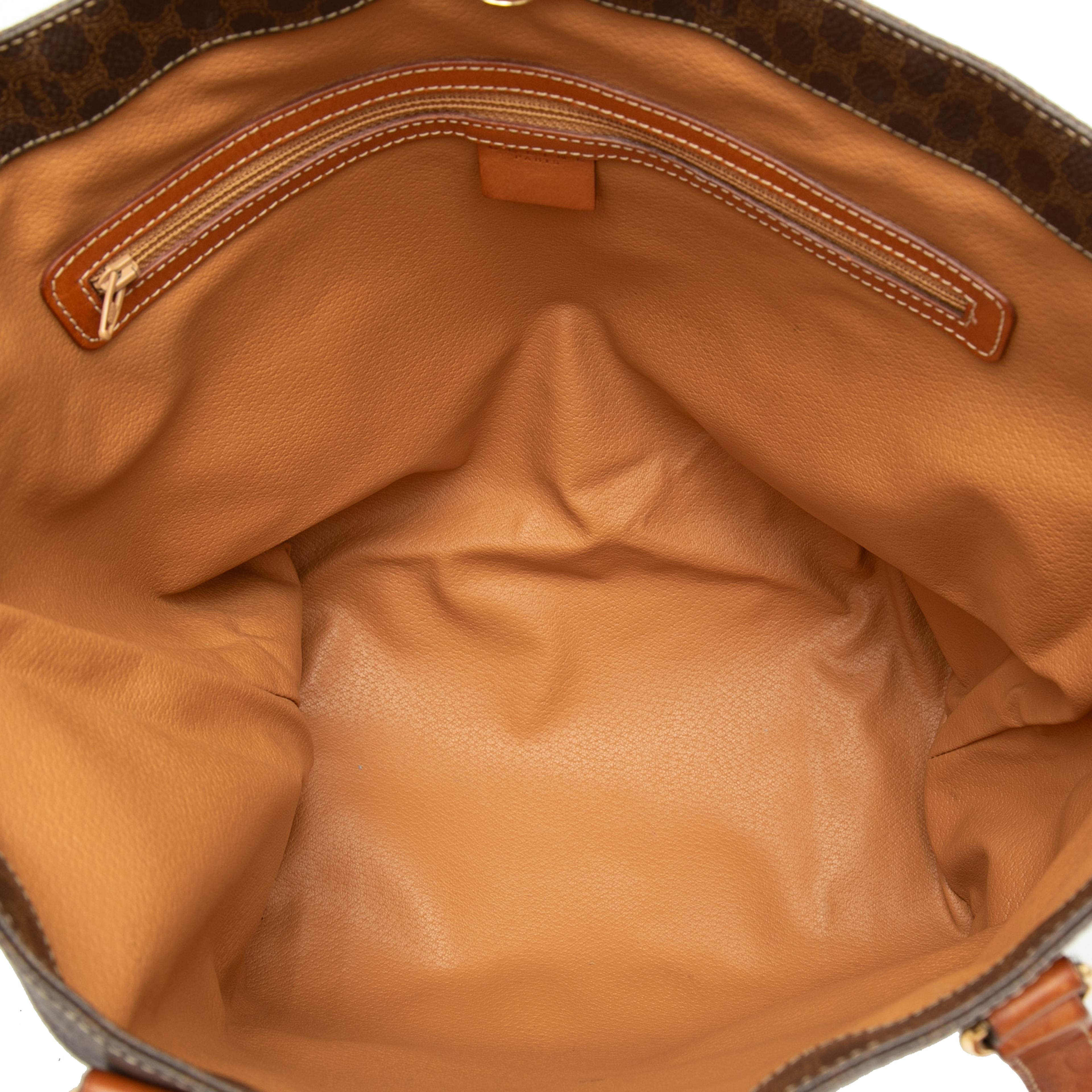Celine Macadam Coated Canvas  Tote, från Luxclusif, i färgen brown. Klicka för att öppna bilden i stort format