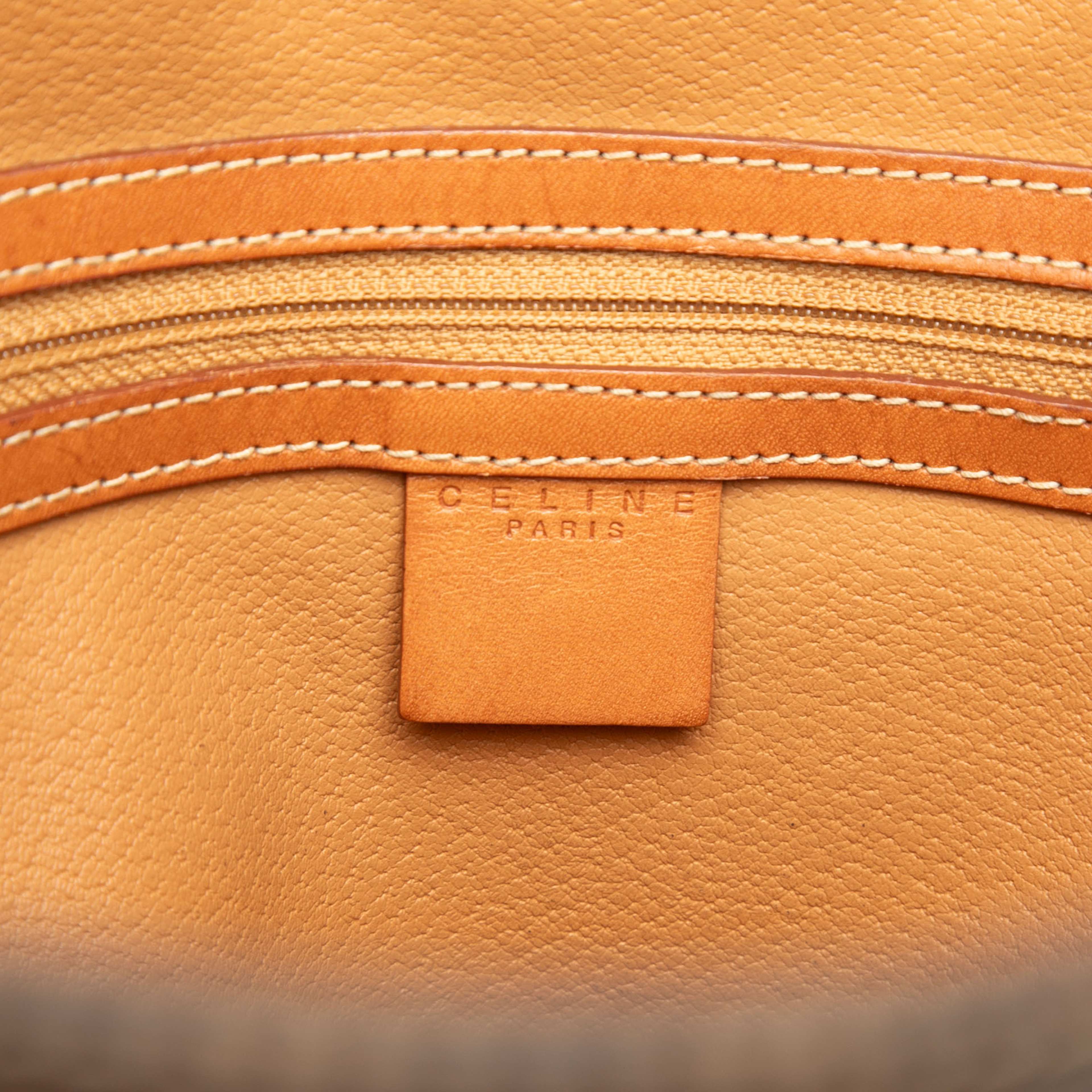 Celine Macadam Coated Canvas  Tote, från Luxclusif, i färgen brown. Klicka för att öppna bilden i stort format