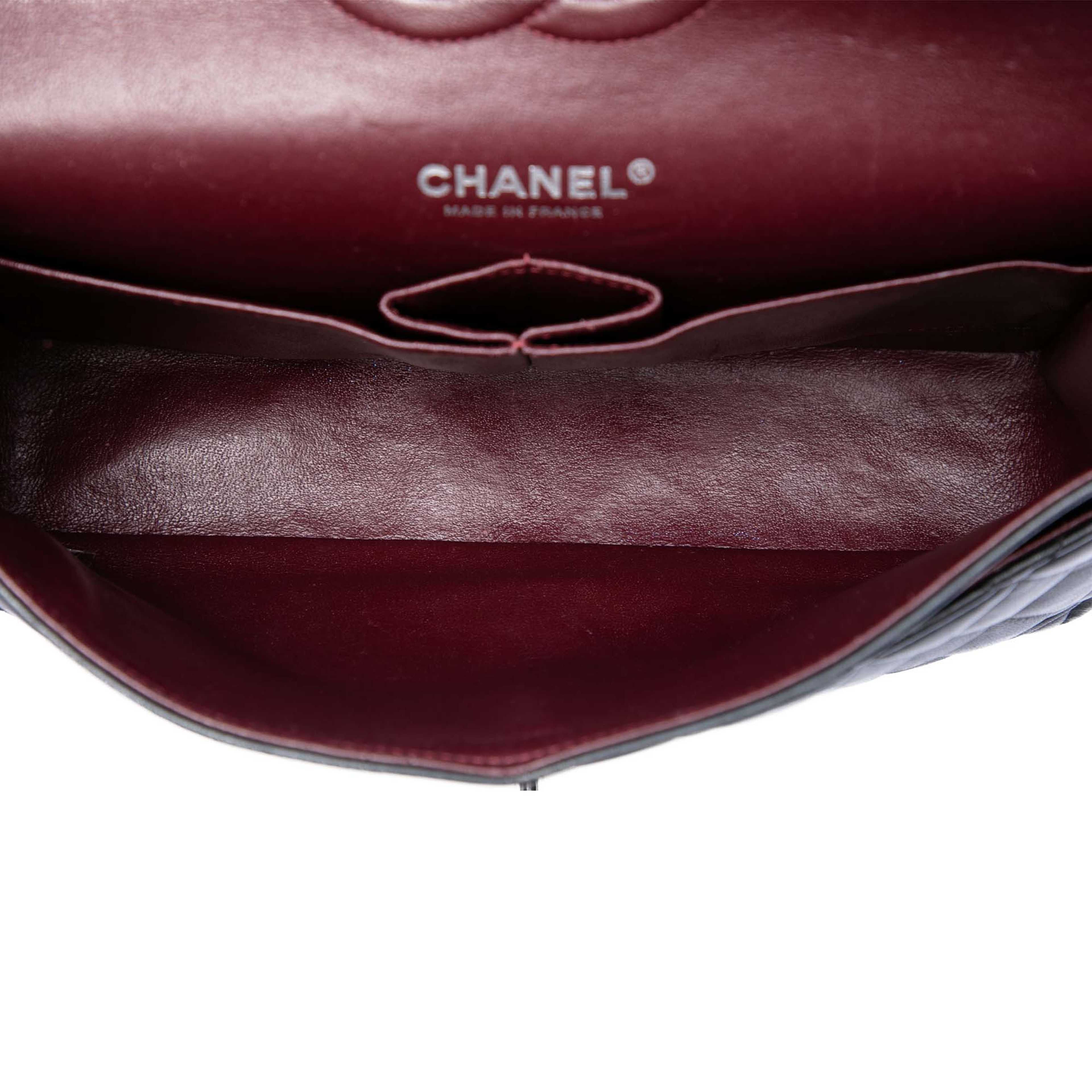 Chanel Medium Classic Lambskin Double Flap, från Luxclusif, i färgen svart. Klicka för att öppna bilden i stort format