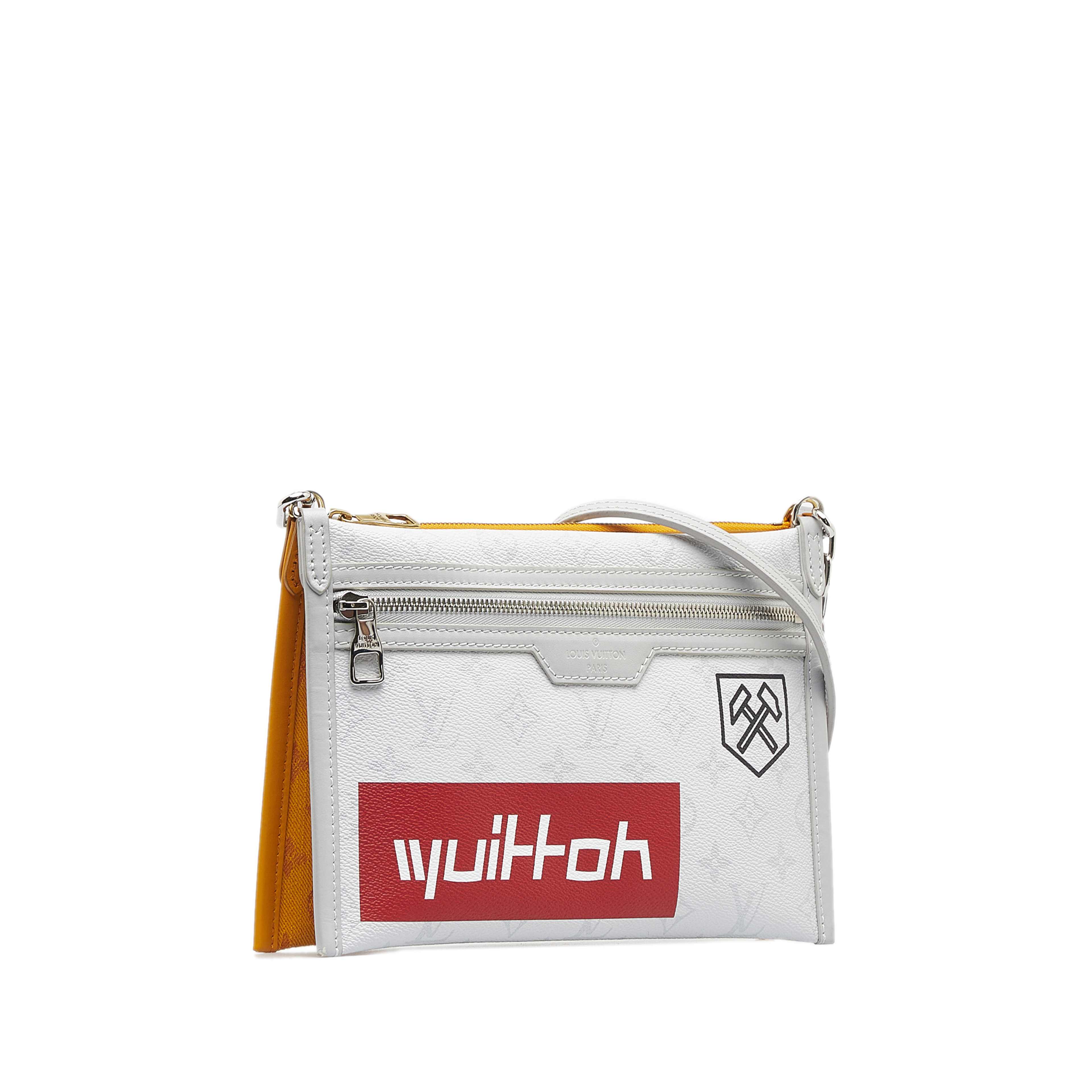 Louis Vuitton Monogram Double Flat Messenger, från Luxclusif, i färgen white.