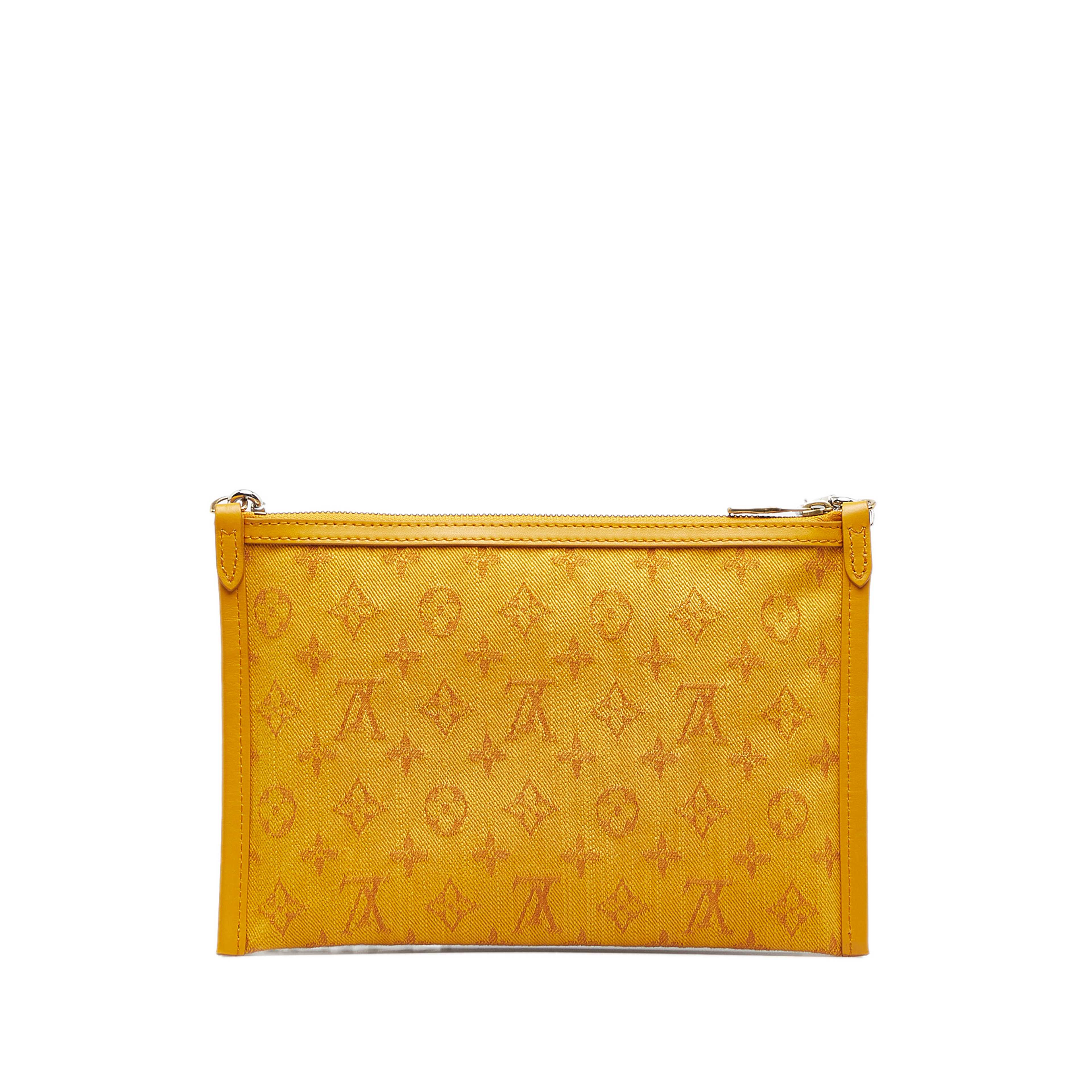 Louis Vuitton Monogram Double Flat Messenger, från Luxclusif, i färgen white.
