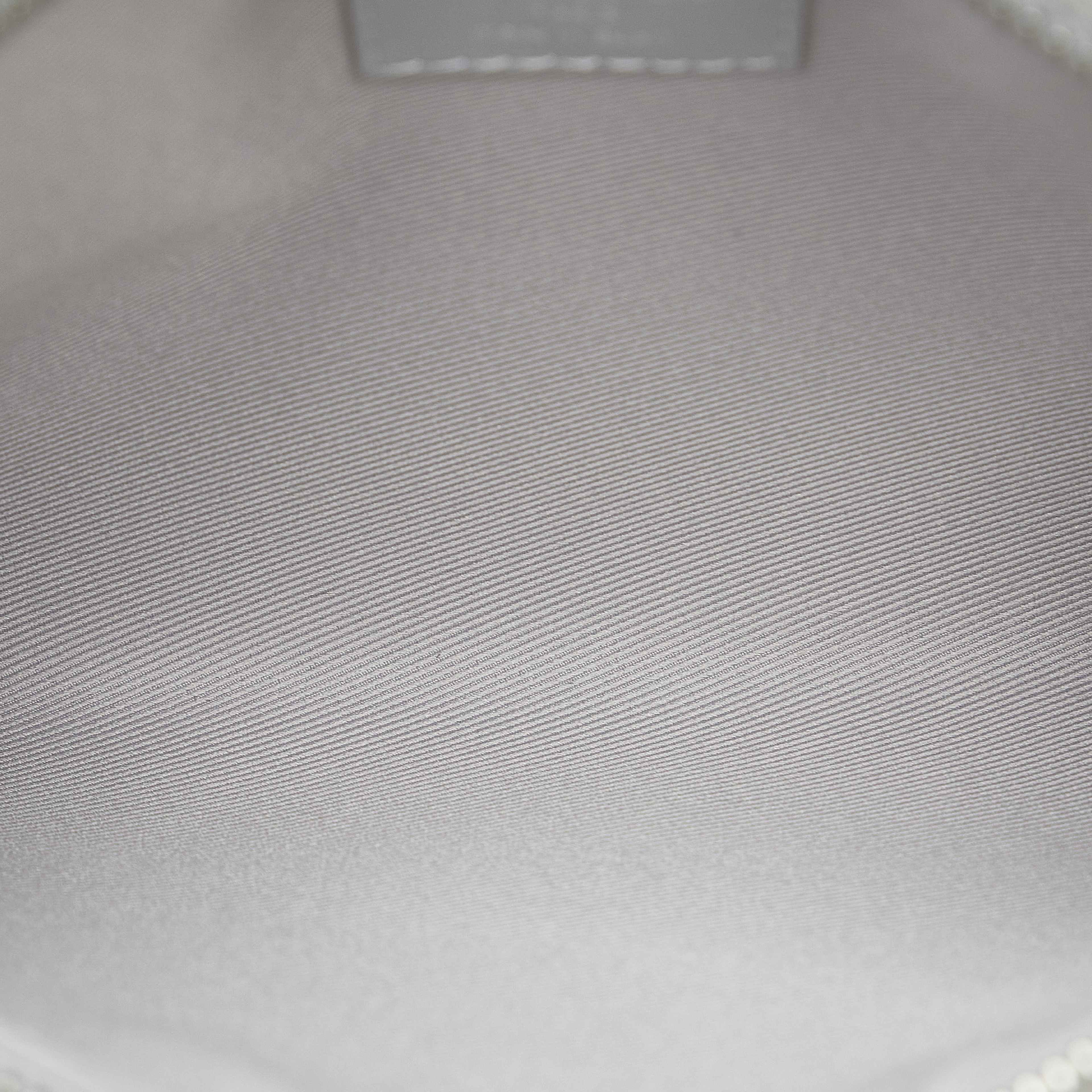Louis Vuitton Monogram Double Flat Messenger, från Luxclusif, i färgen white.