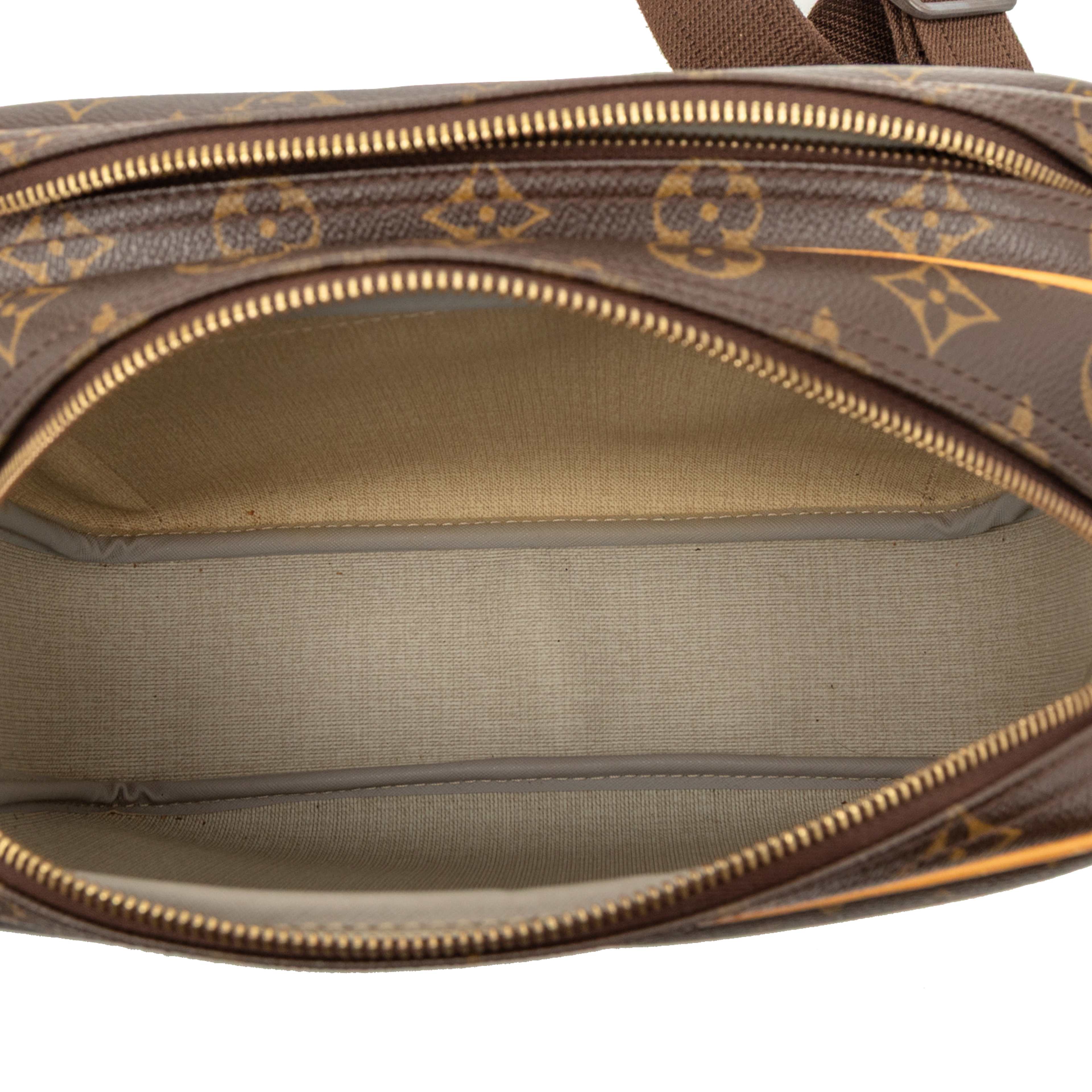 Louis Vuitton Monogram Reporter Pm, från Luxclusif, i färgen brown. Klicka för att öppna bilden i stort format