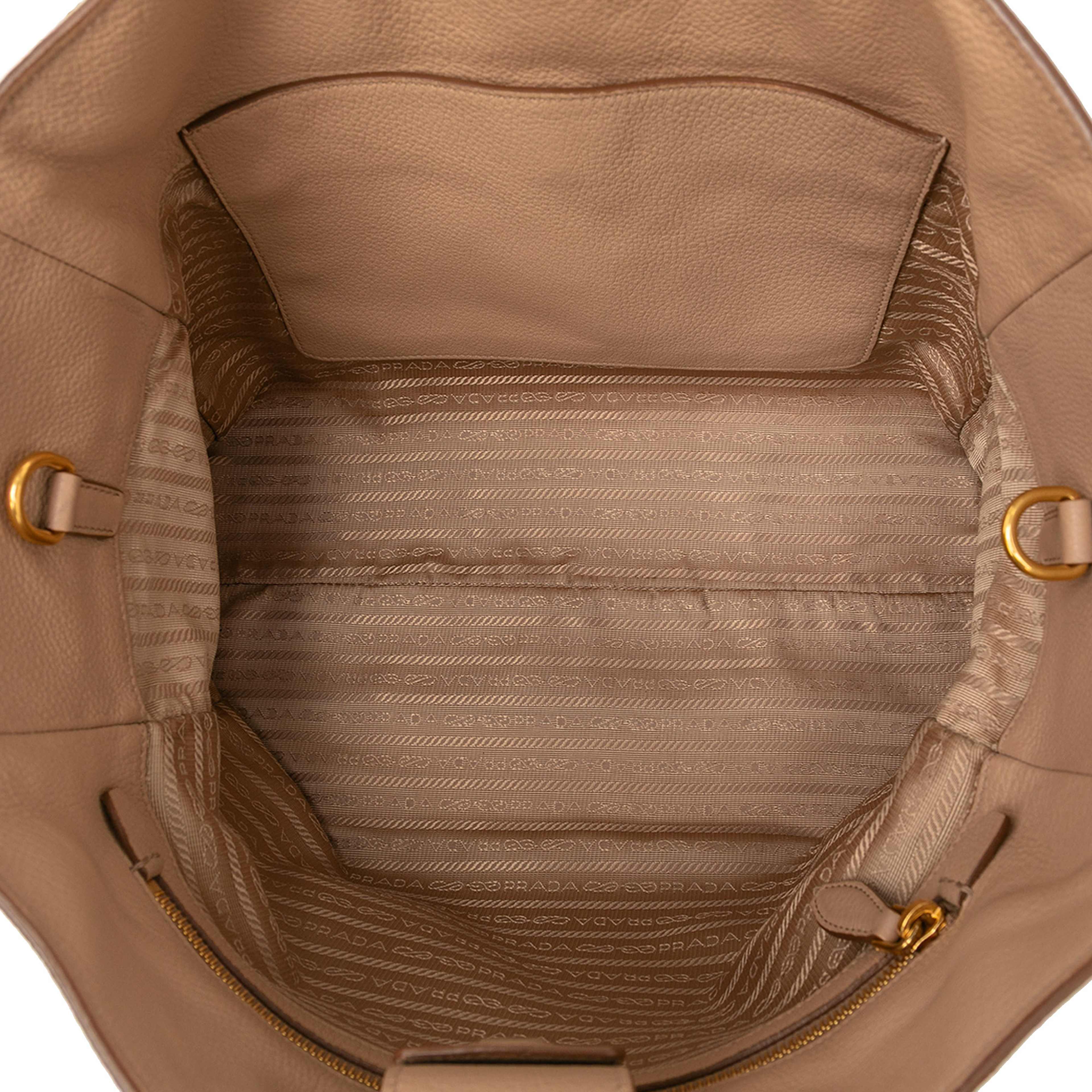 Prada Vitello Phenix Open Convertible Tote, från Luxclusif, i färgen caramel. Klicka för att öppna bilden i stort format