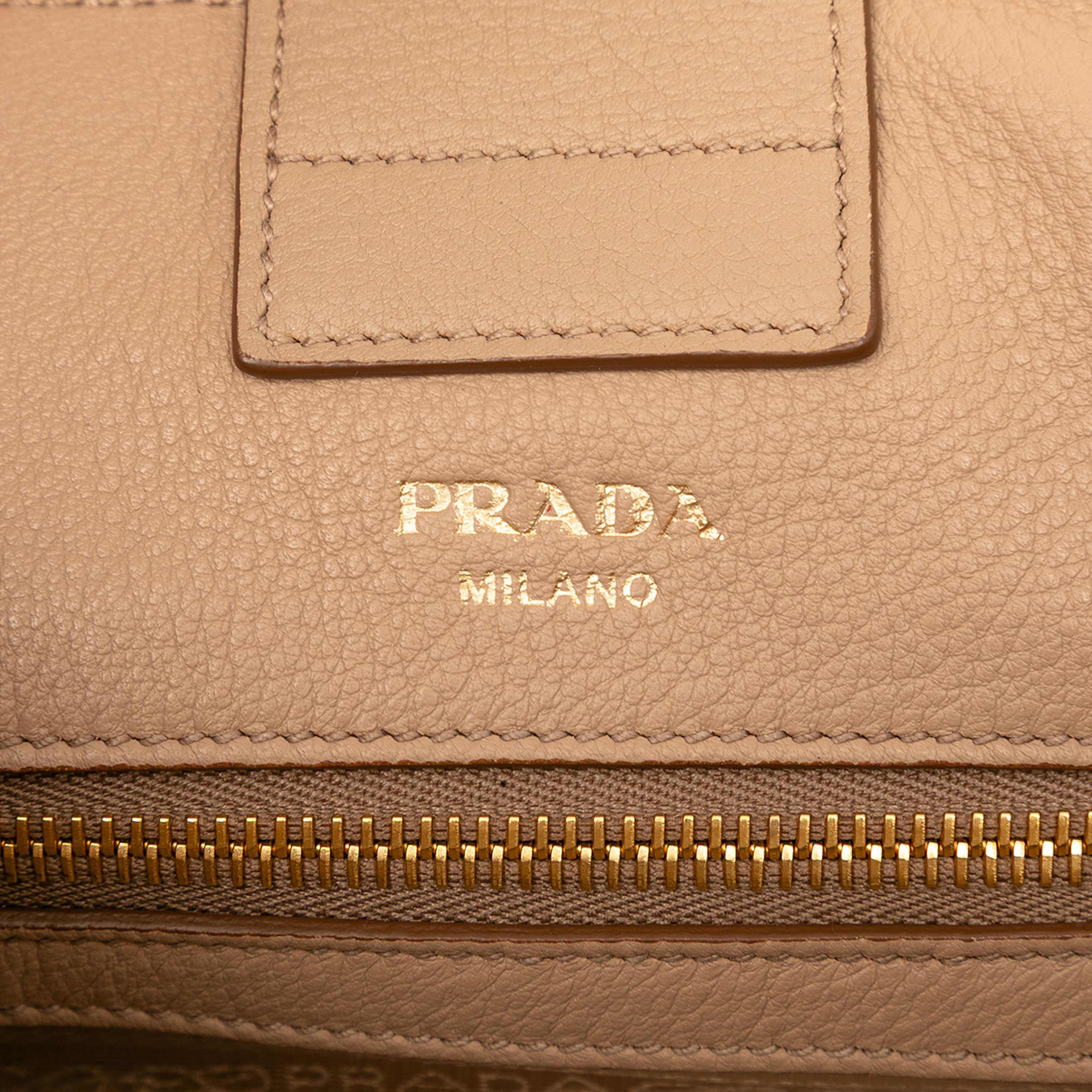 Prada Vitello Phenix Open Convertible Tote, från Luxclusif, i färgen caramel. Klicka för att öppna bilden i stort format
