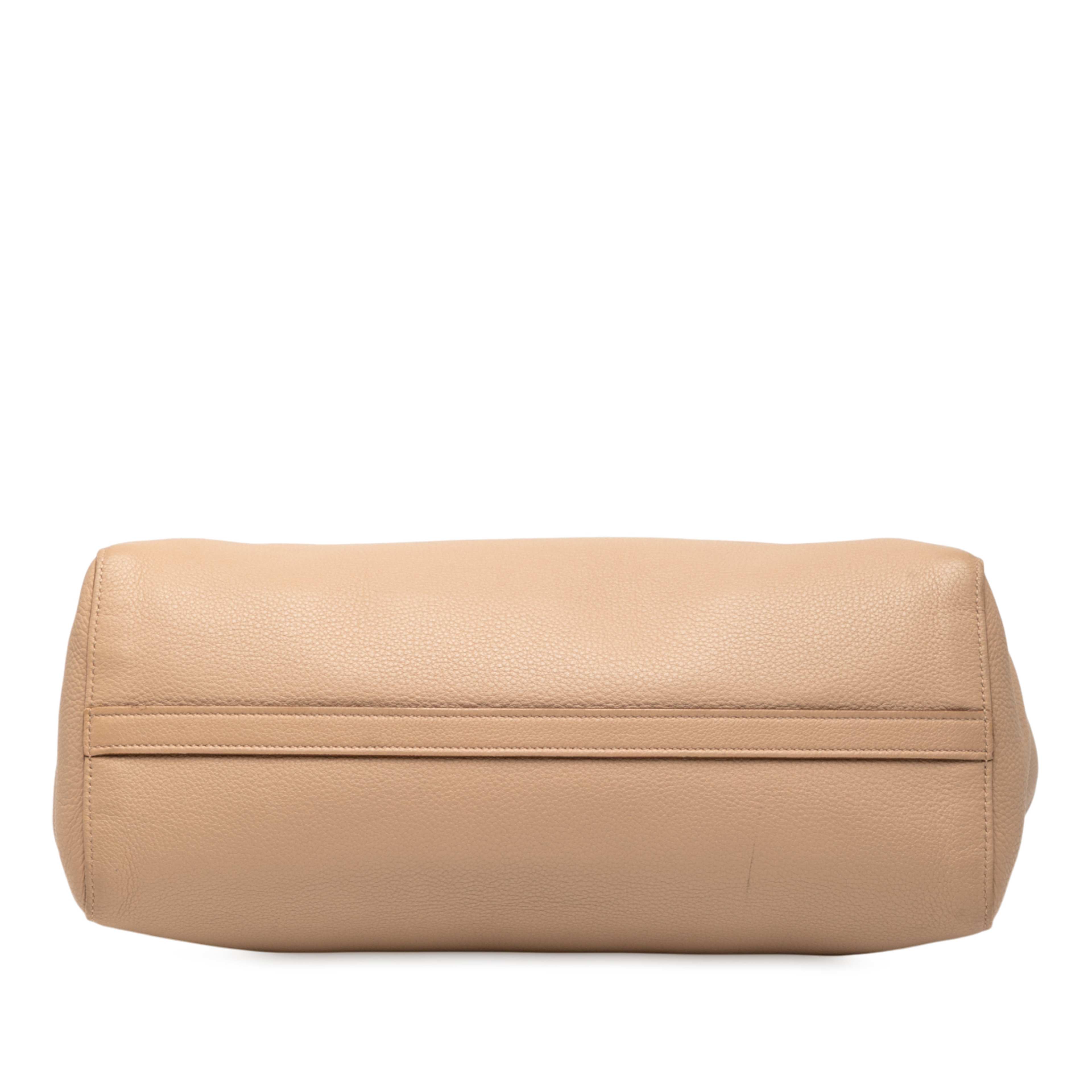 Prada Vitello Phenix Open Convertible Tote, från Luxclusif, i färgen brun. Klicka för att öppna bilden i stort format