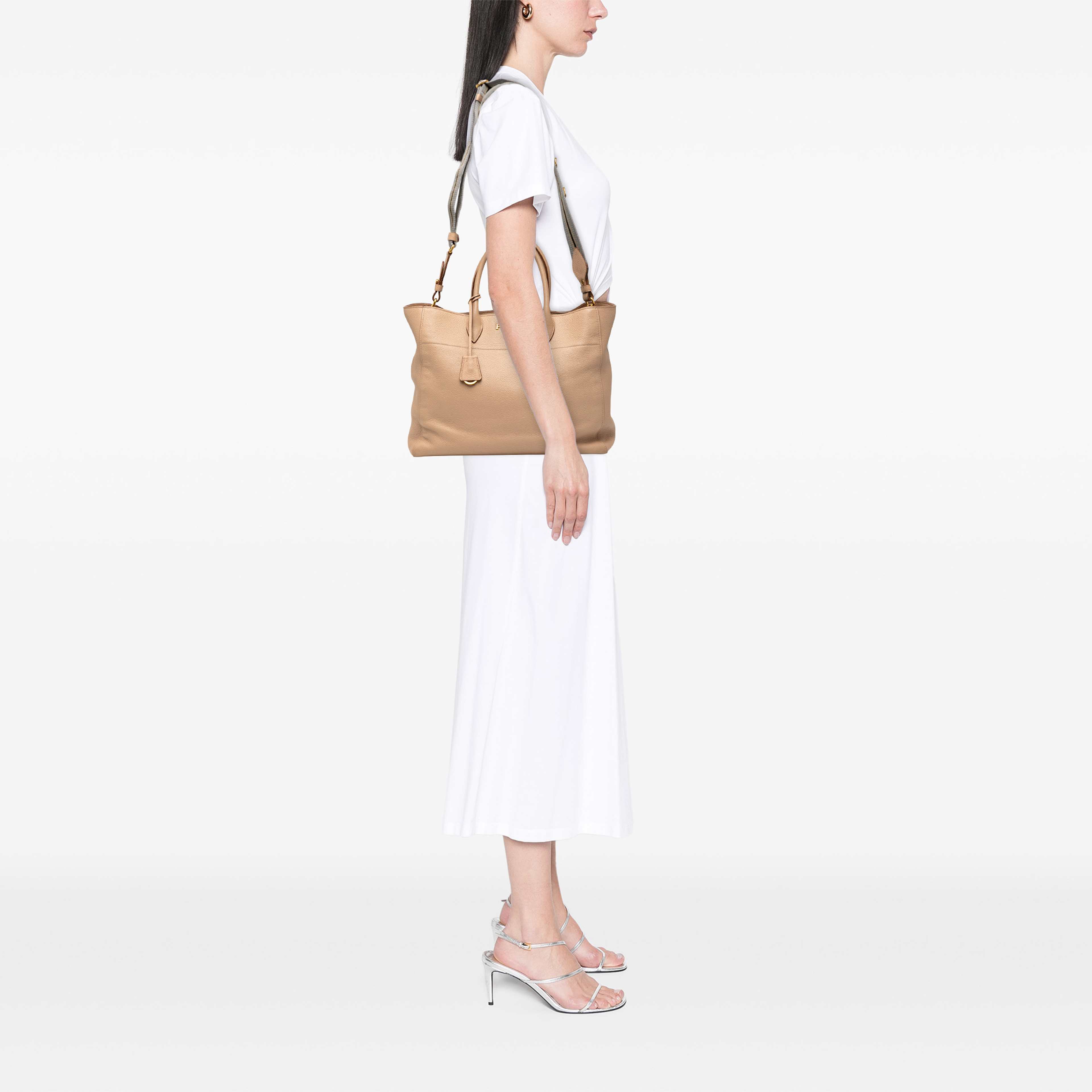 Prada Vitello Phenix Open Convertible Tote, från Luxclusif, i färgen brun. Klicka för att öppna bilden i stort format