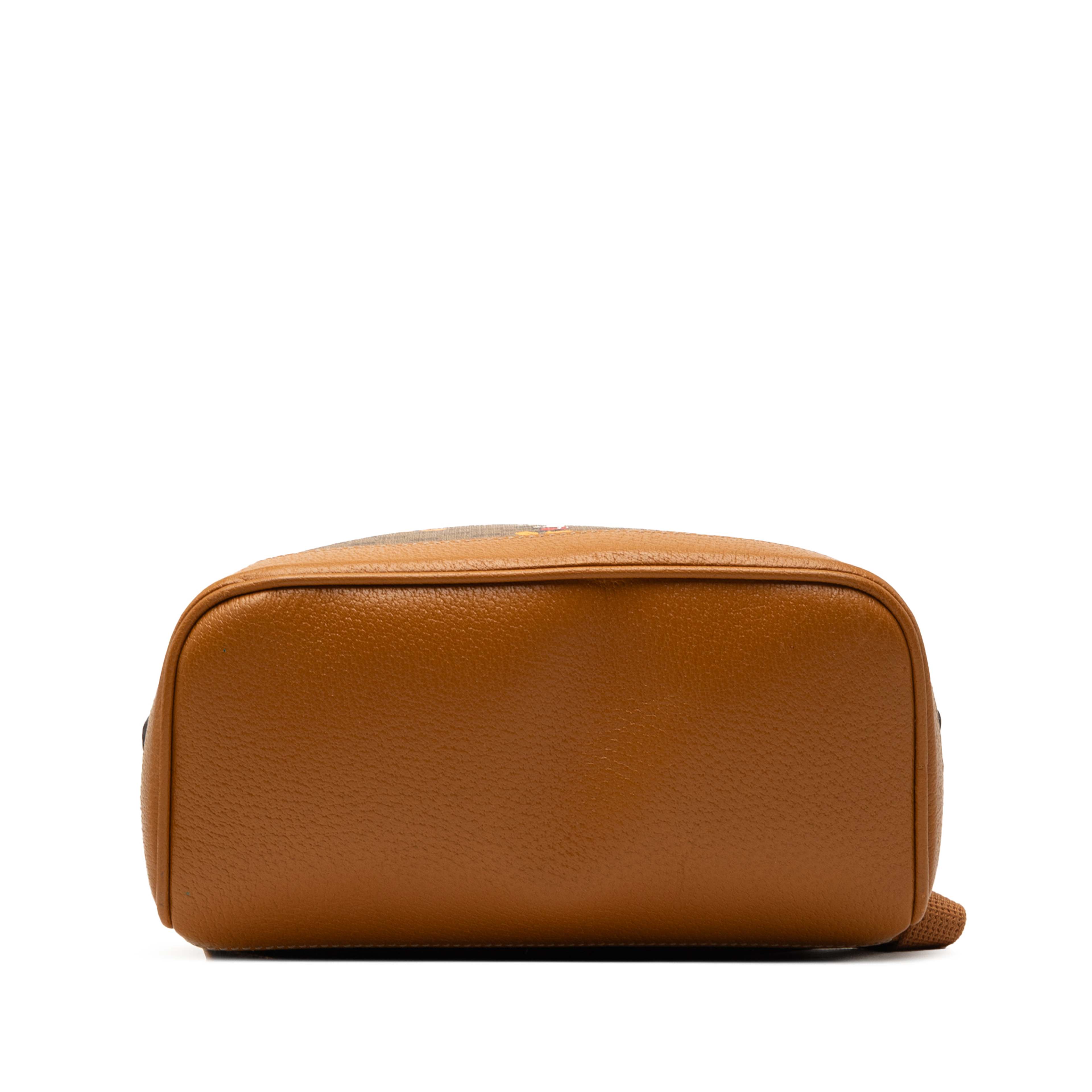 Gucci Disney Small Micro Gg Supreme Mickey Mouse Dome Backpack, från Luxclusif, i färgen light brown. Klicka för att öppna bilden i stort format