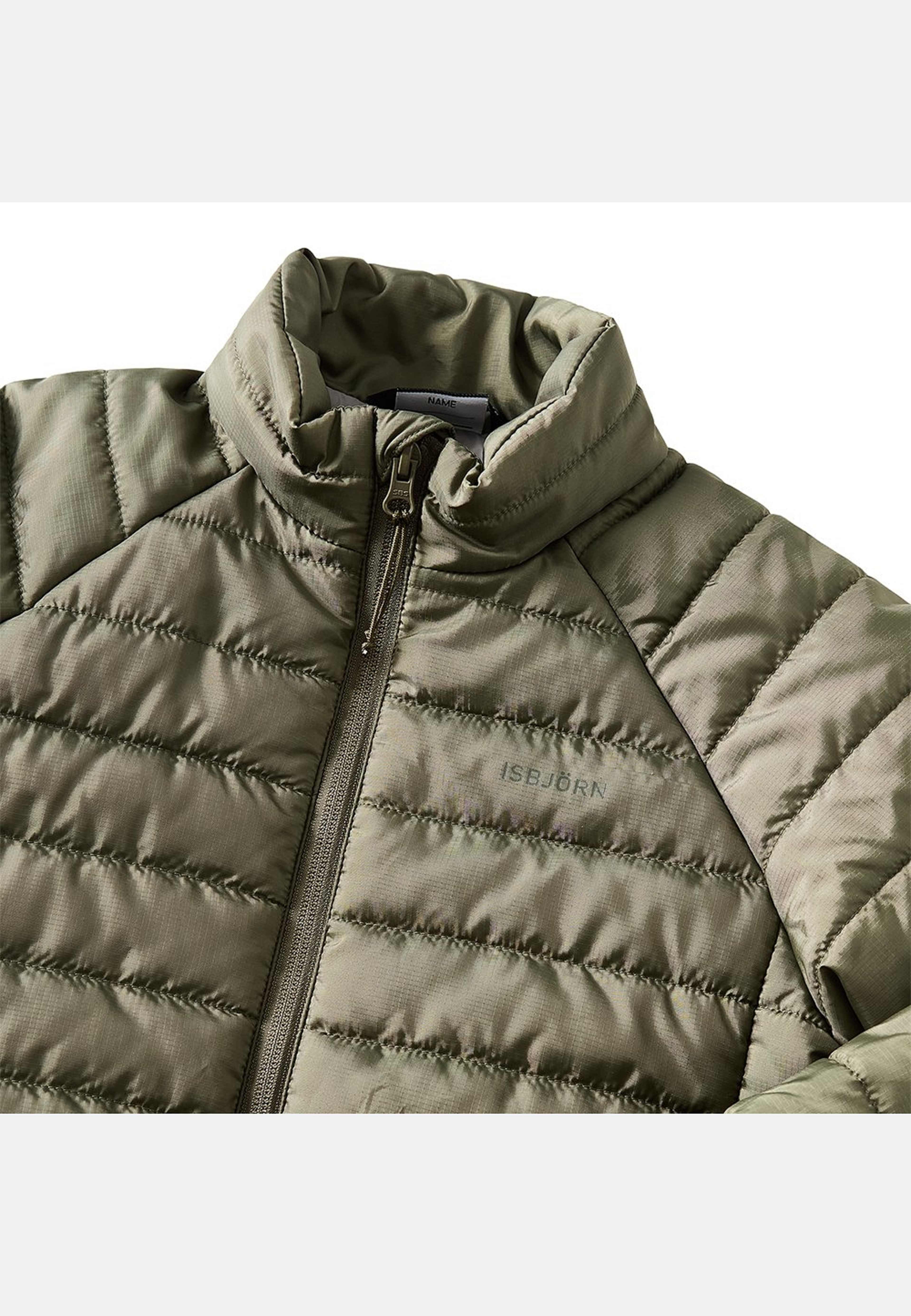 Air Jacket Teens, från ISBJÖRN of Sweden, i färgen moss. Klicka för att öppna bilden i stort format