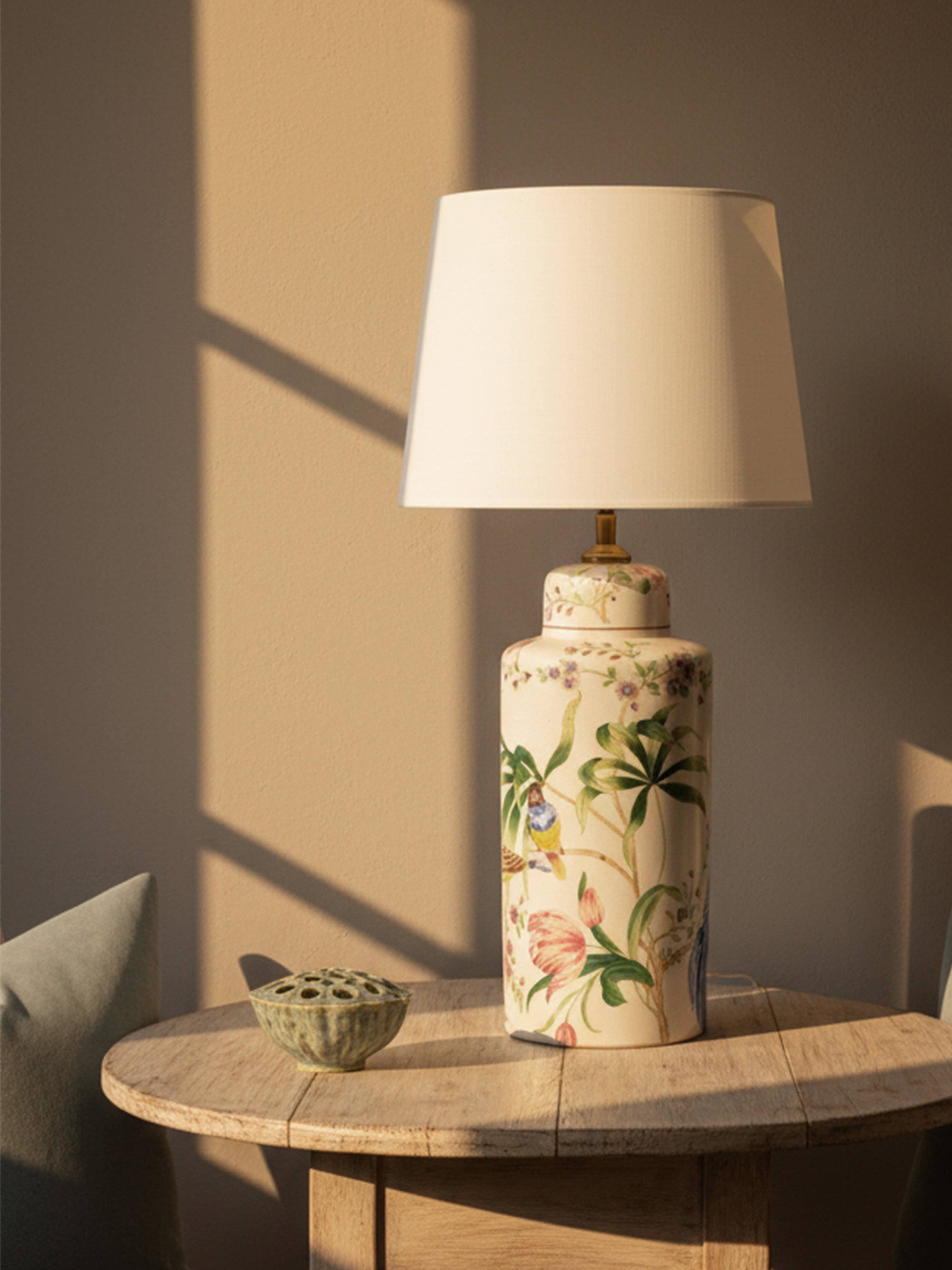 Li Na Bordslampa, från PR Home, i färgen offwhite. Klicka för att öppna bilden i stort format