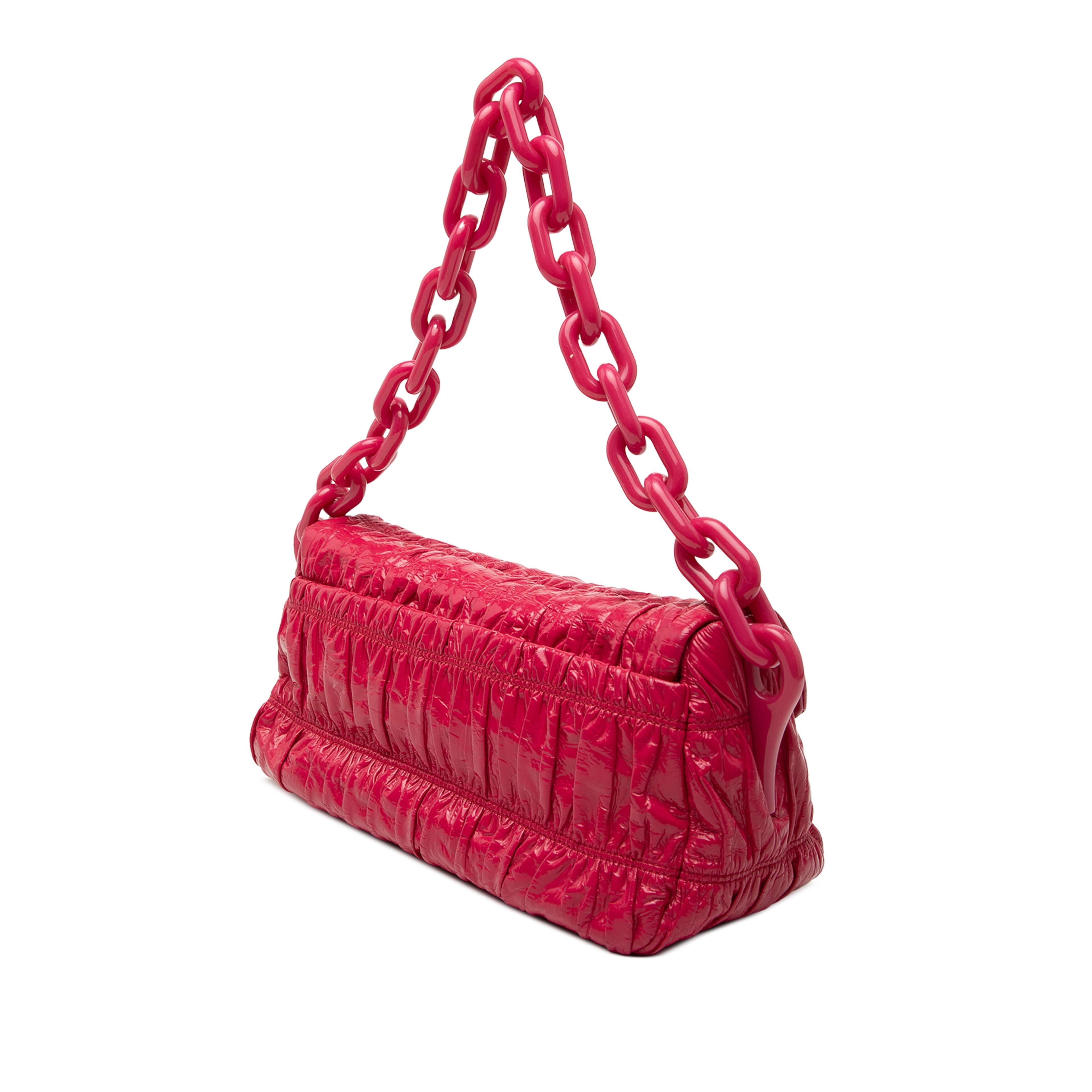 Prada Vernice Gaufre Shoulder Bag, från Luxclusif, i färgen hot pink. Klicka för att öppna bilden i stort format