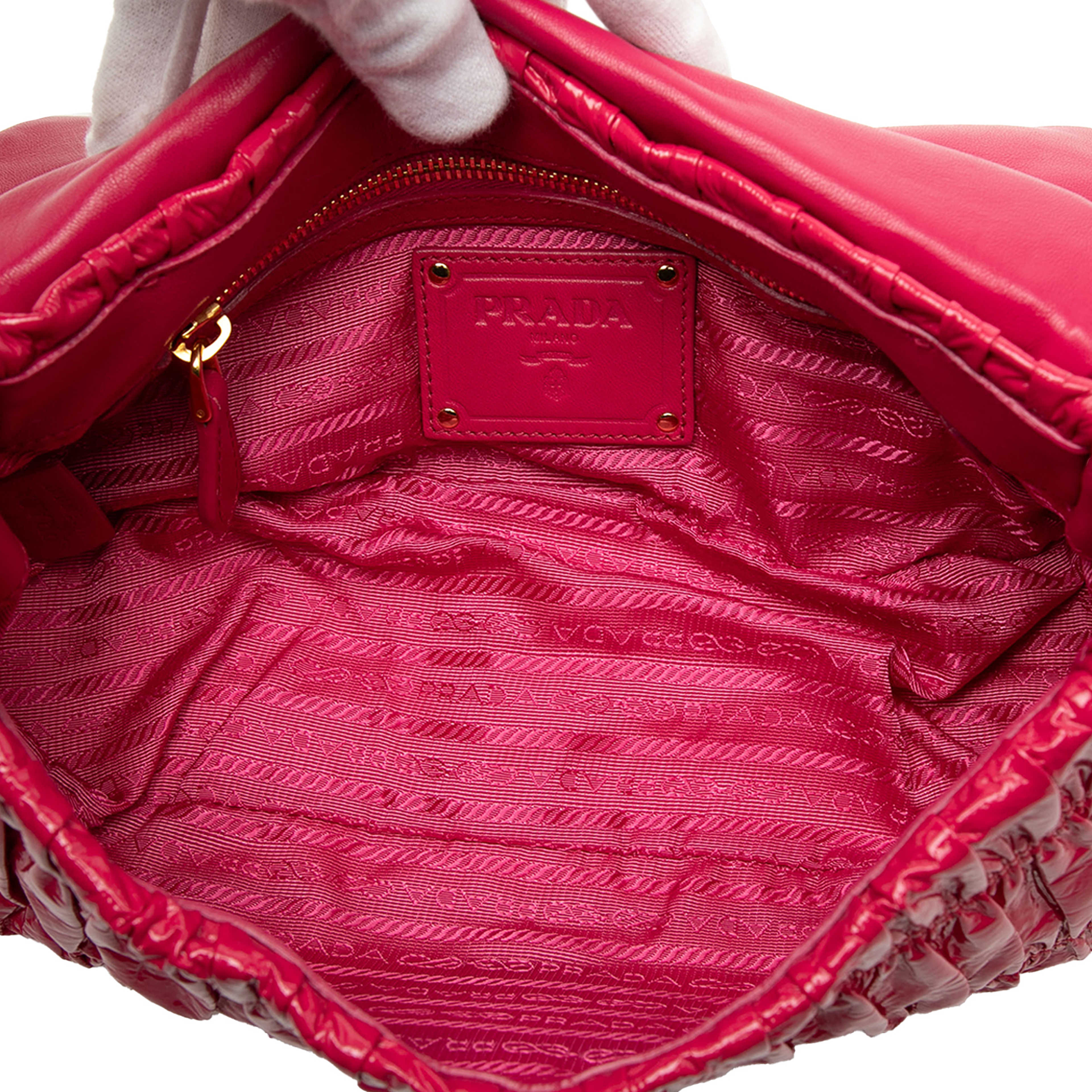 Prada Vernice Gaufre Shoulder Bag, från Luxclusif, i färgen hot pink. Klicka för att öppna bilden i stort format
