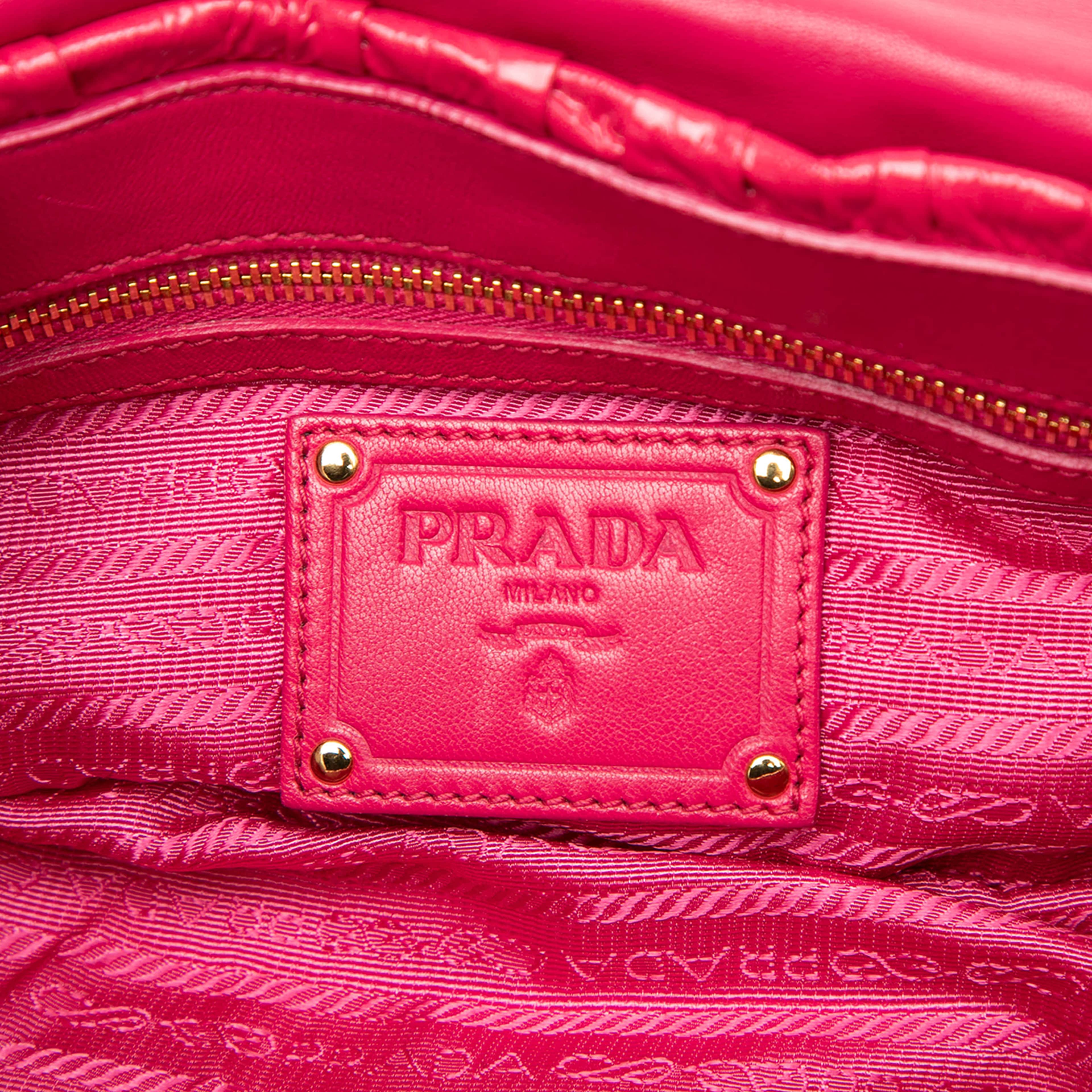Prada Vernice Gaufre Shoulder Bag, från Luxclusif, i färgen hot pink. Klicka för att öppna bilden i stort format