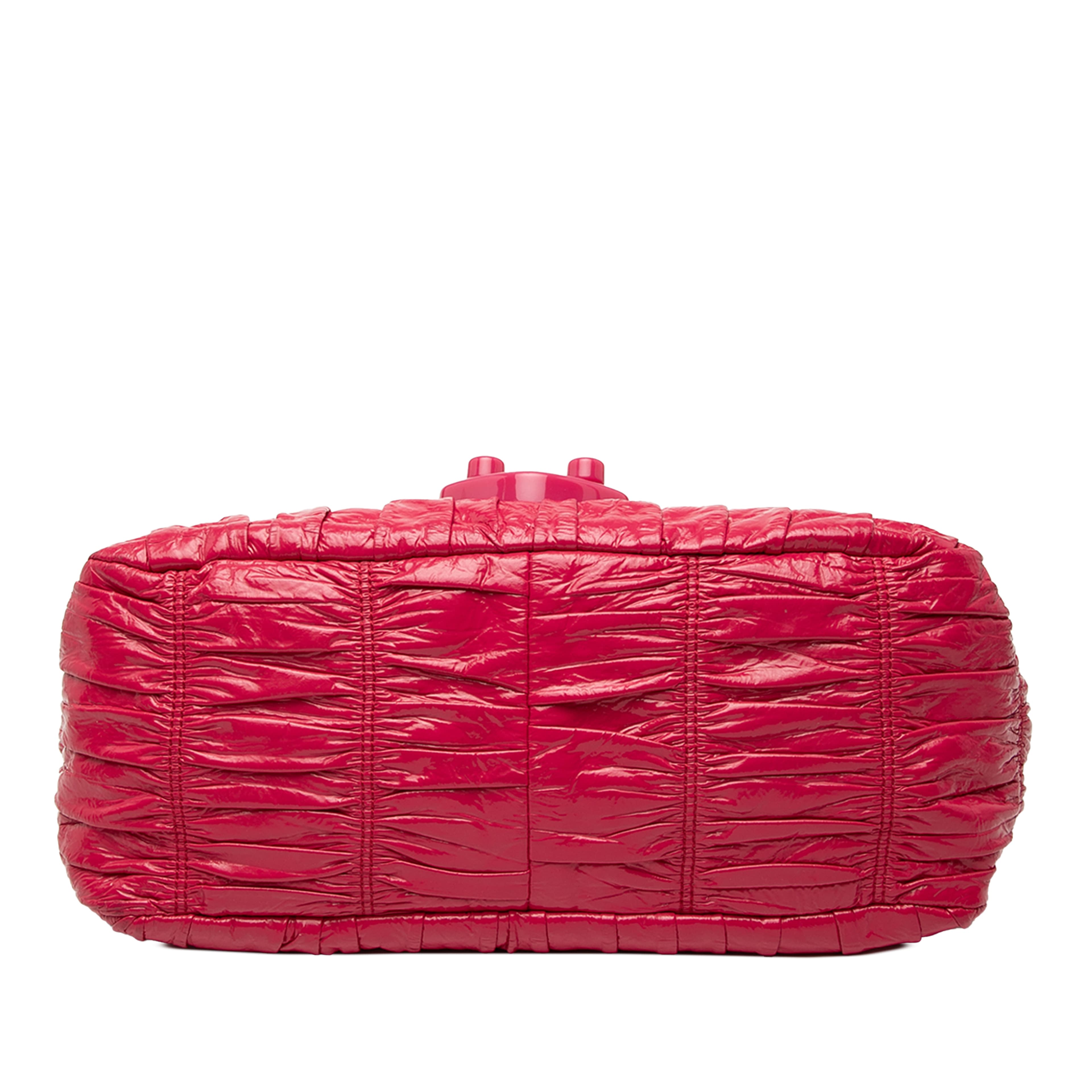 Prada Vernice Gaufre Shoulder Bag, från Luxclusif, i färgen hot pink. Klicka för att öppna bilden i stort format