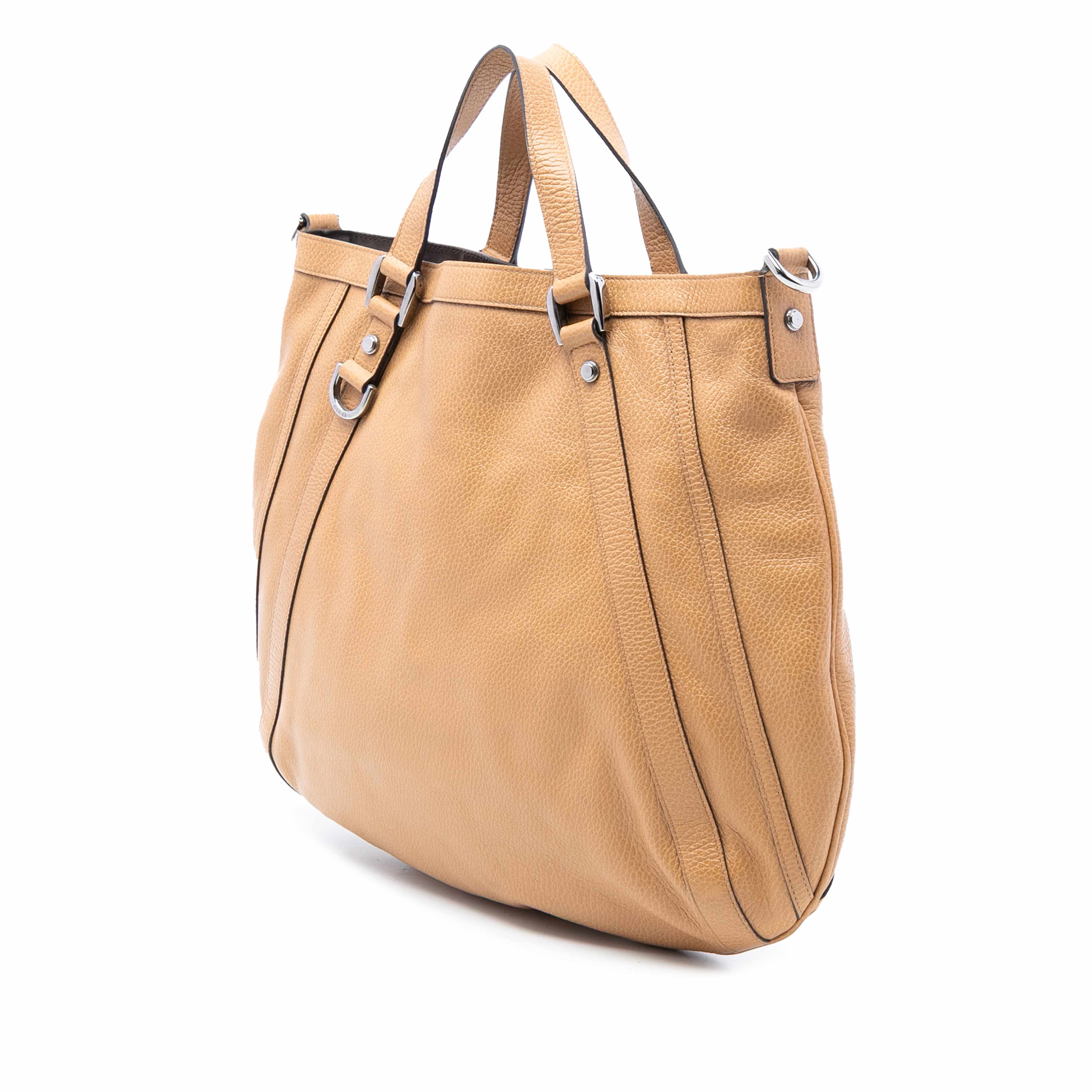 Gucci Leather Abbey D Ring Satchel, från Luxclusif, i färgen light brown. Klicka för att öppna bilden i stort format