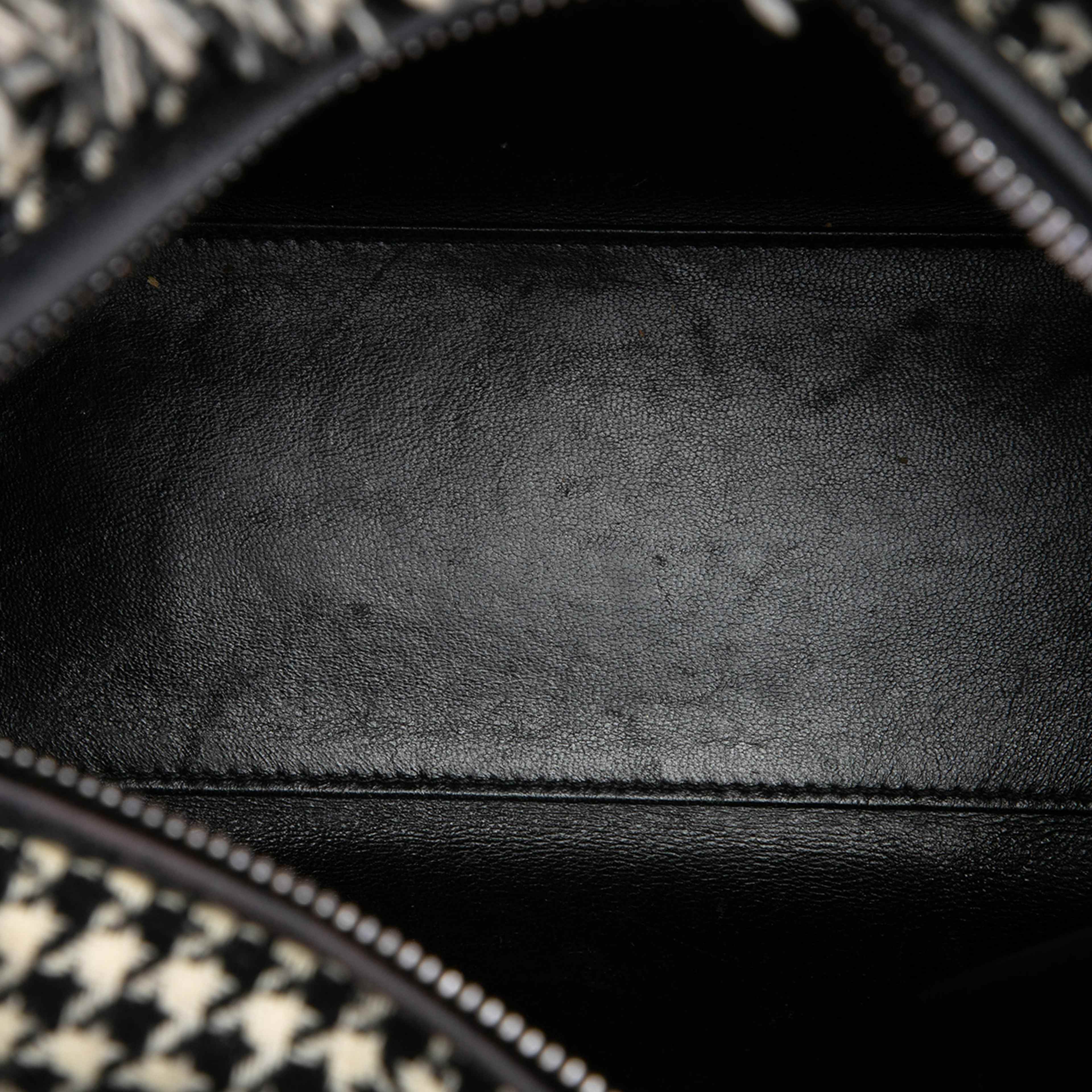 Dior Medium Tweed Fringe Houndstooth Lady Dior, från Luxclusif, i färgen svart. Klicka för att öppna bilden i stort format
