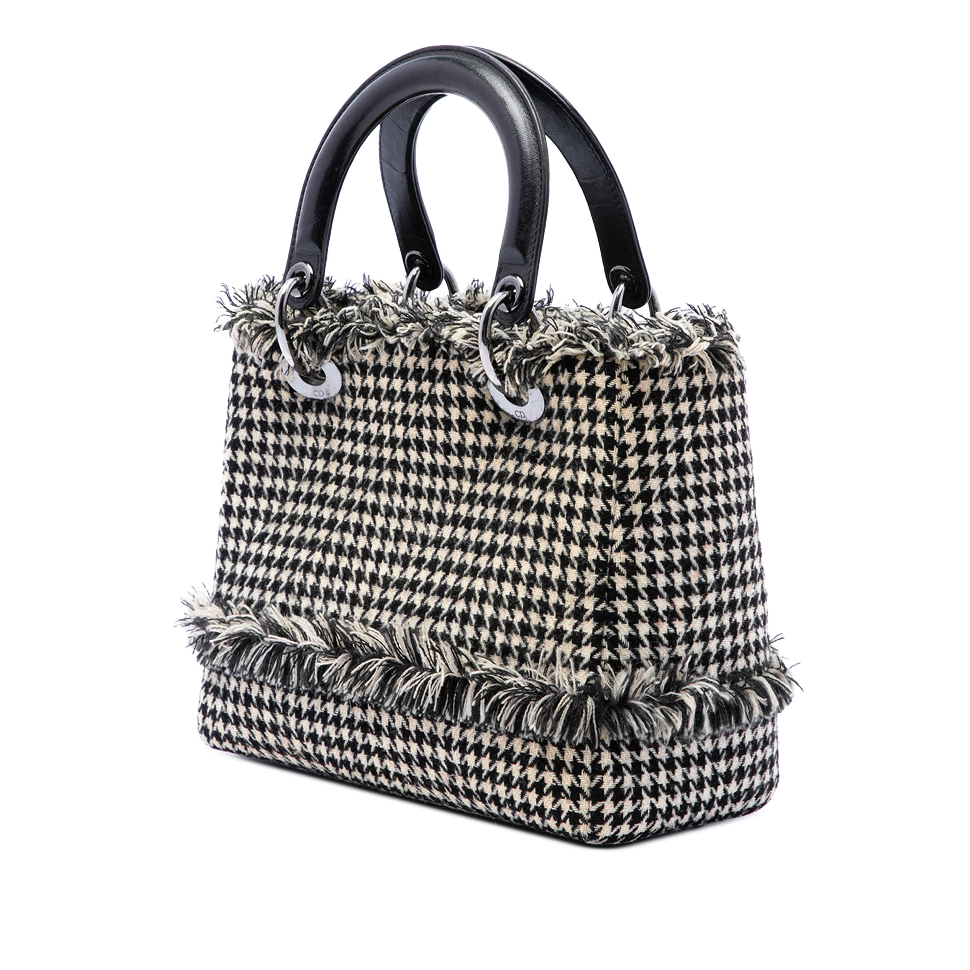 Dior Medium Tweed Fringe Houndstooth Lady Dior, från Luxclusif, i färgen svart. Klicka för att öppna bilden i stort format