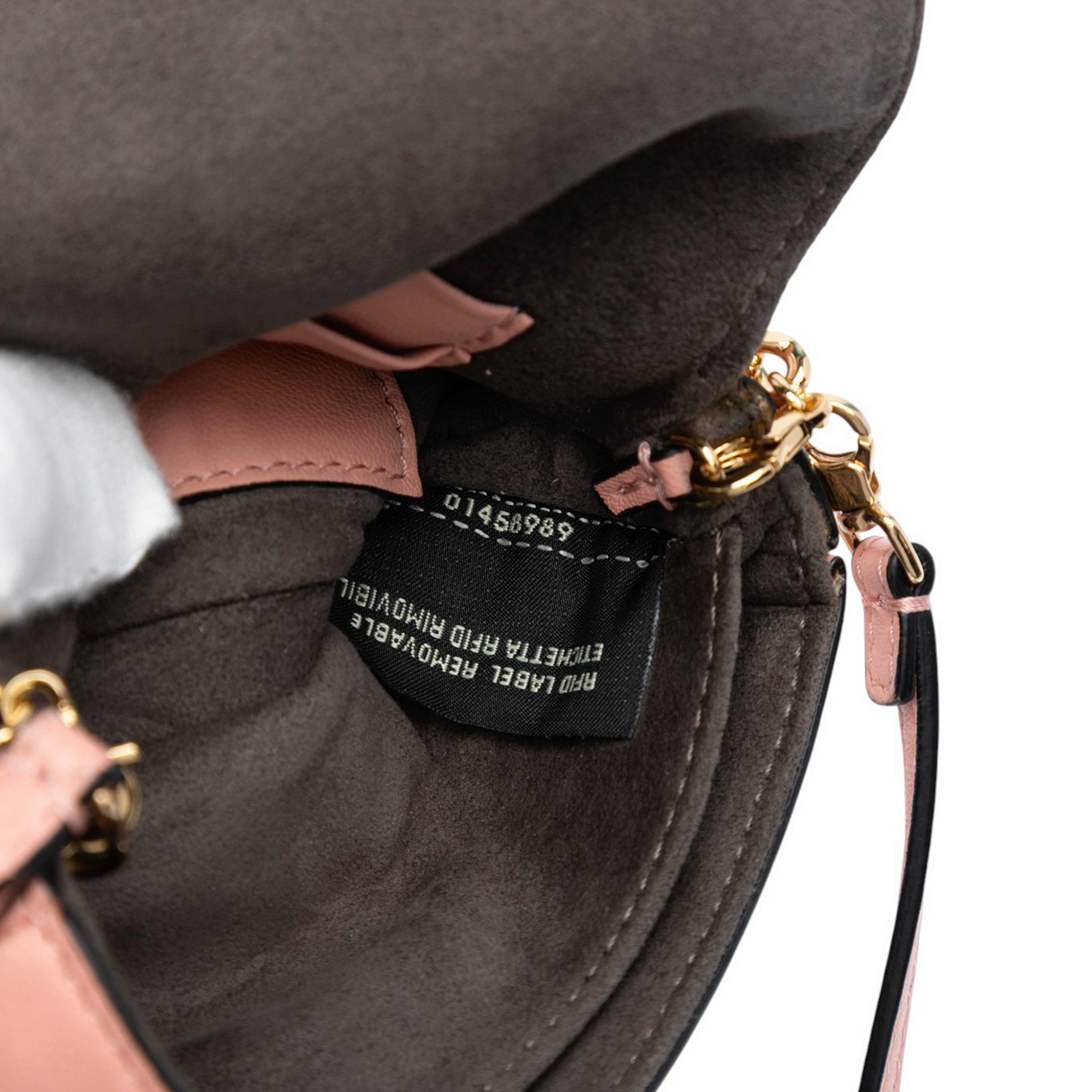 Fendi Micro Nappa Baguette Satchel, från Luxclusif, i färgen pink. Klicka för att öppna bilden i stort format