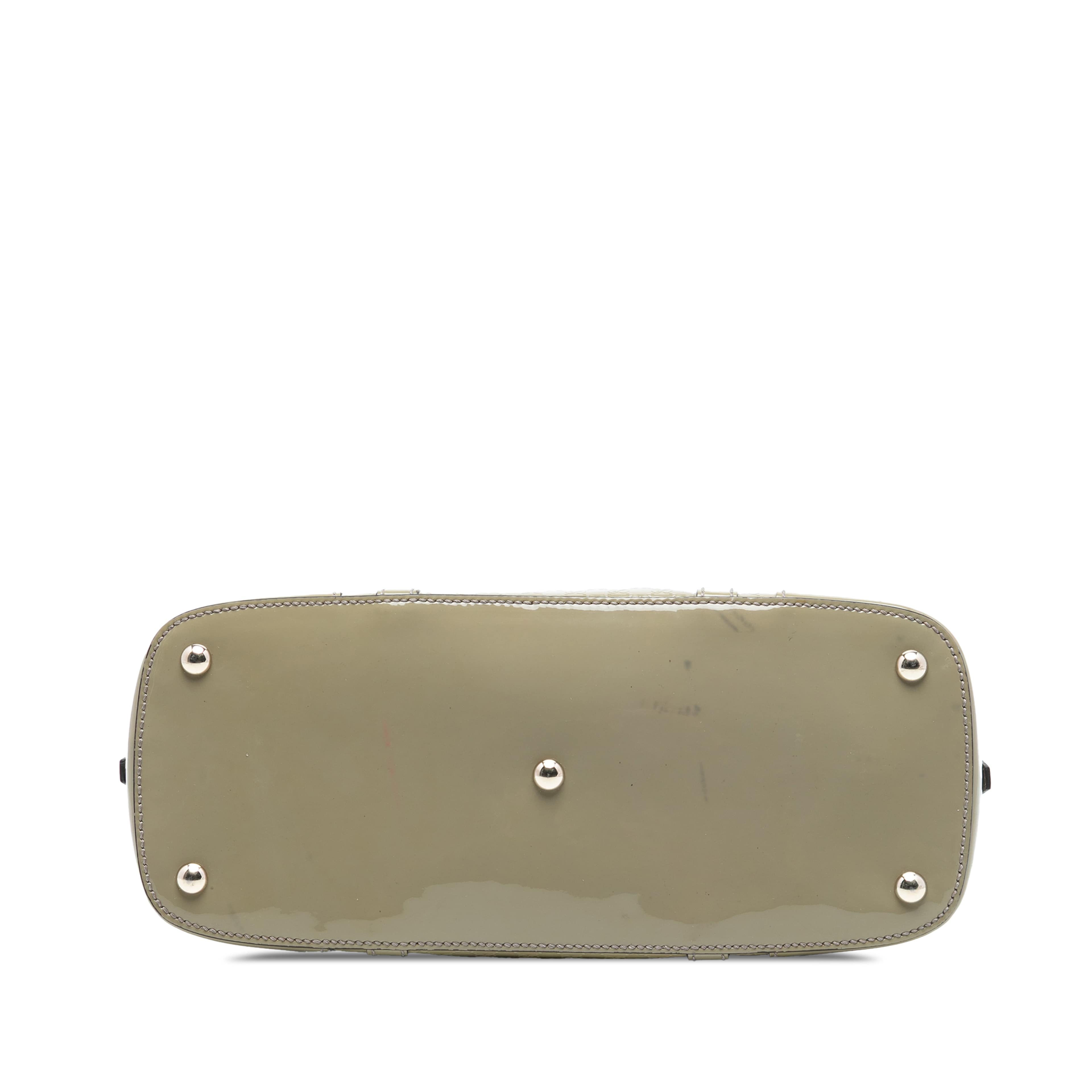 Gucci Small Microguccissima Patent Nice Satchel, från Luxclusif, i färgen taupe. Klicka för att öppna bilden i stort format