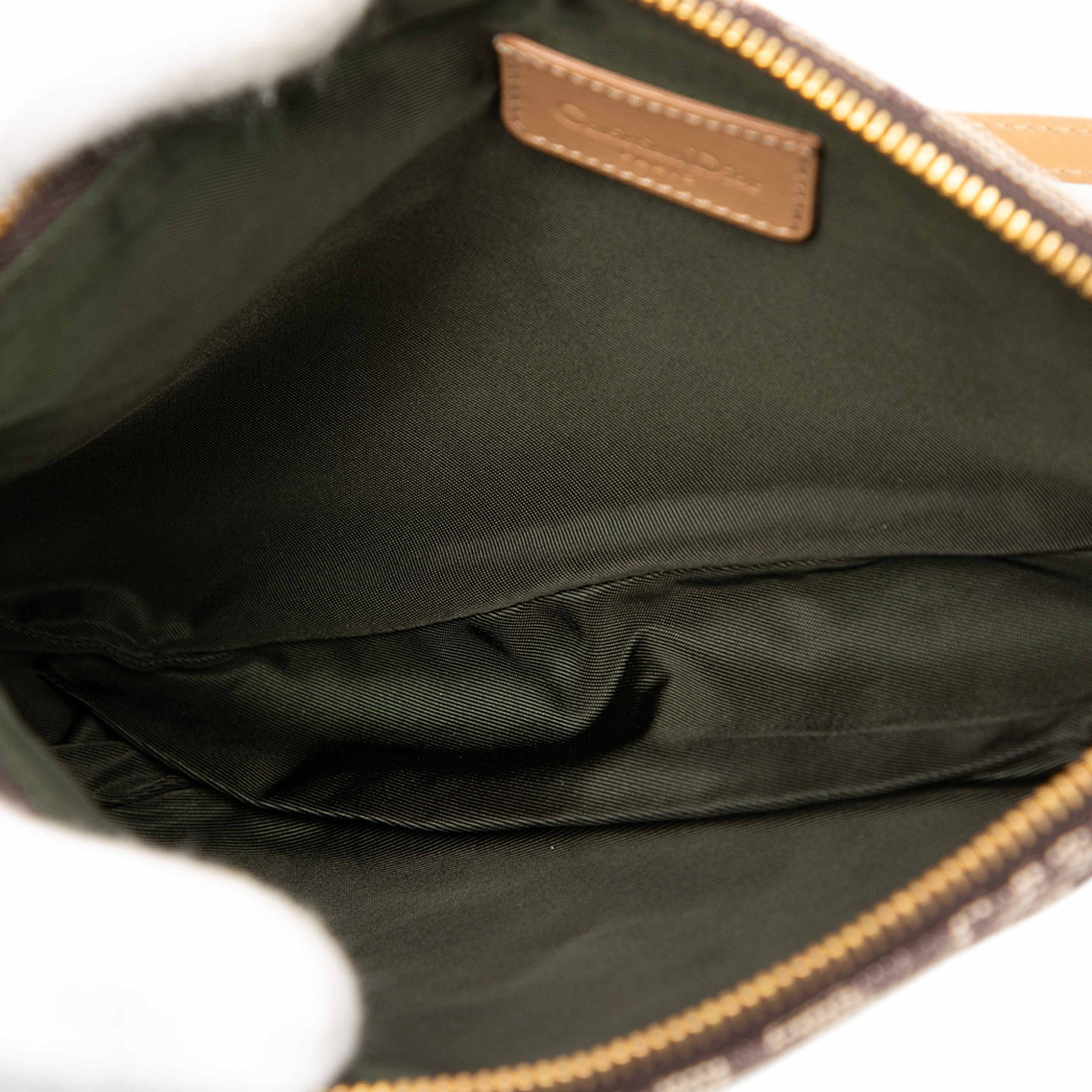 Dior Mini Diorissimo Canvas Saddle Pochette, från Luxclusif, i färgen brown. Klicka för att öppna bilden i stort format