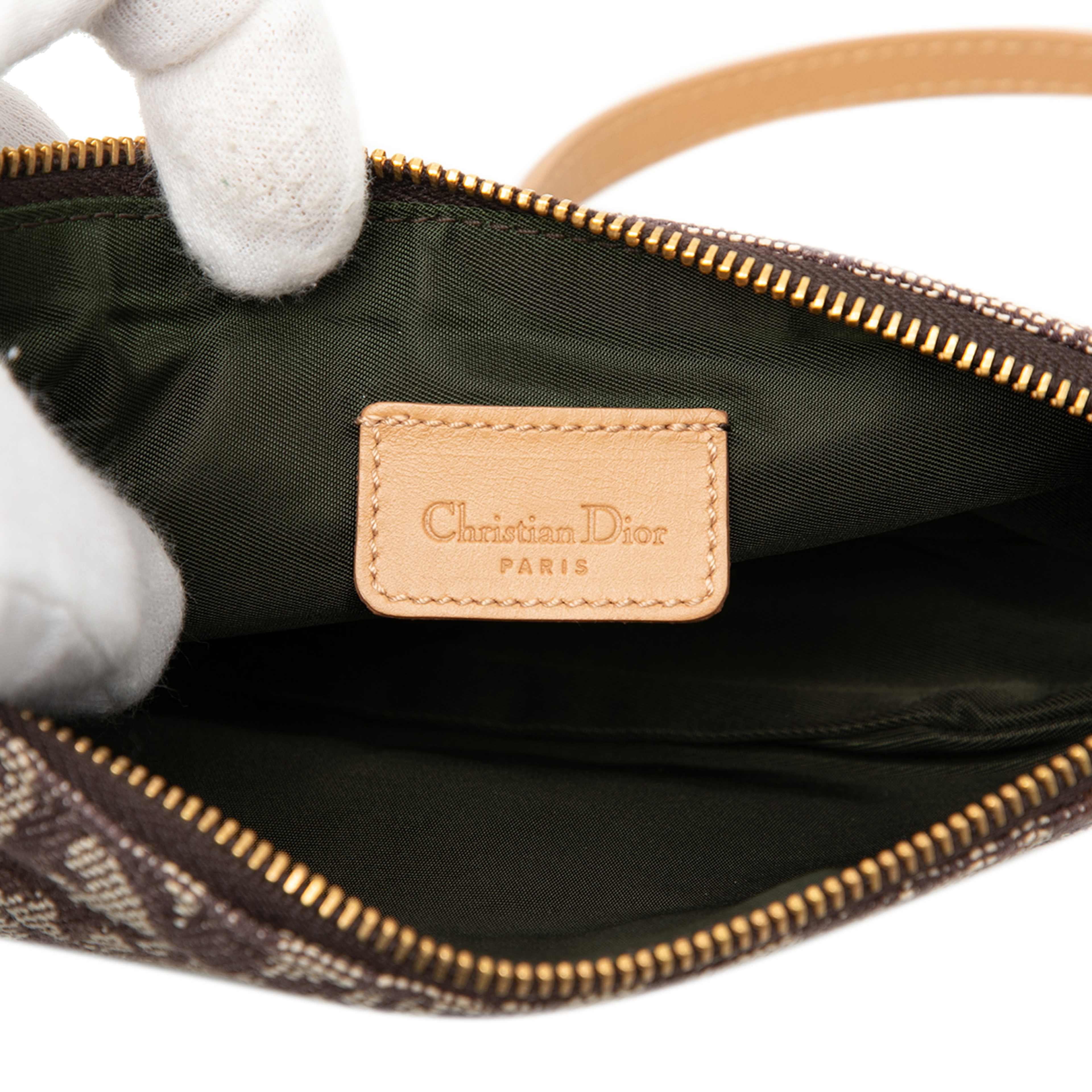 Dior Mini Diorissimo Canvas Saddle Pochette, från Luxclusif, i färgen brown. Klicka för att öppna bilden i stort format