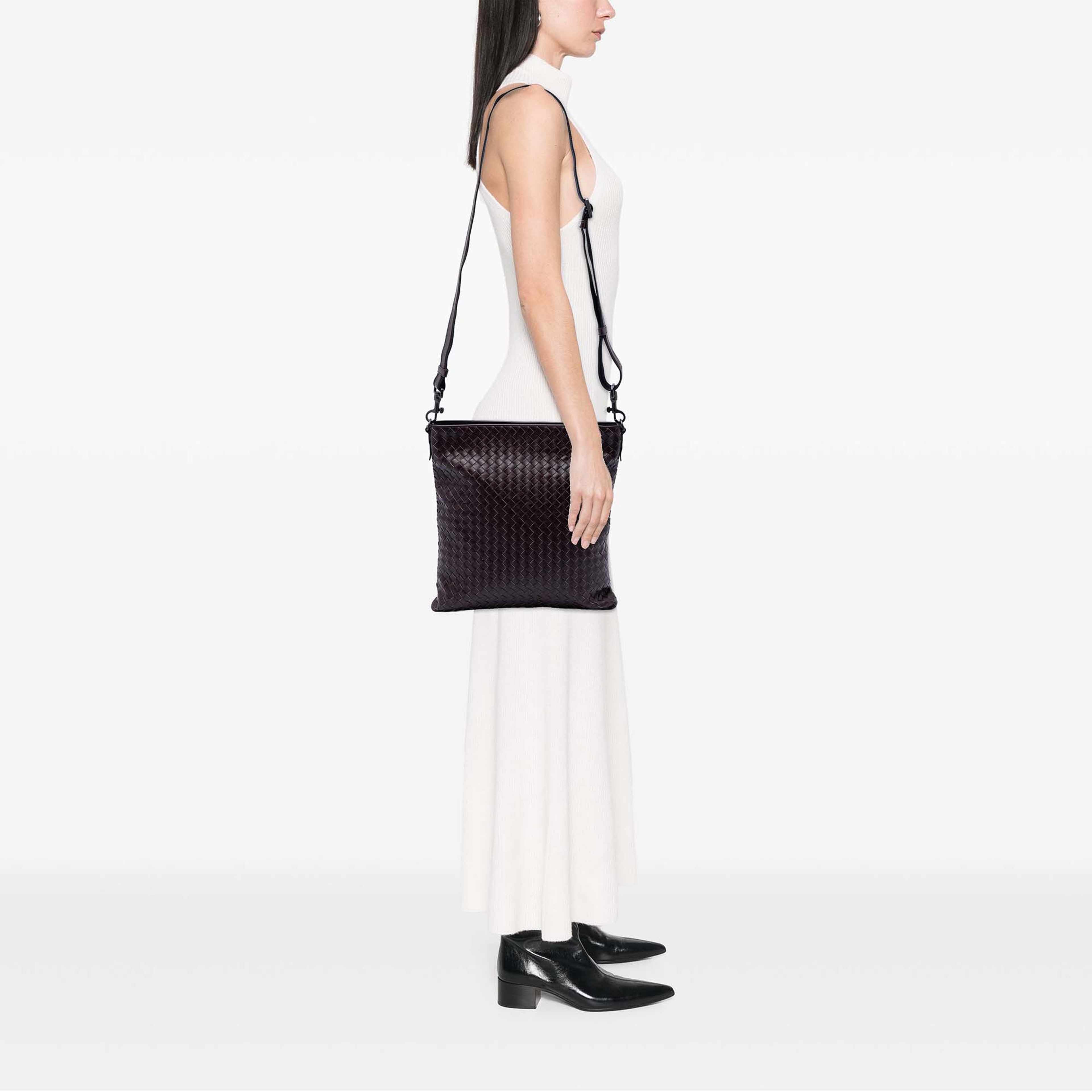 Bottega Veneta Nappa Intrecciato Vn Crossbody, från Luxclusif, i färgen dark brown. Klicka för att öppna bilden i stort format