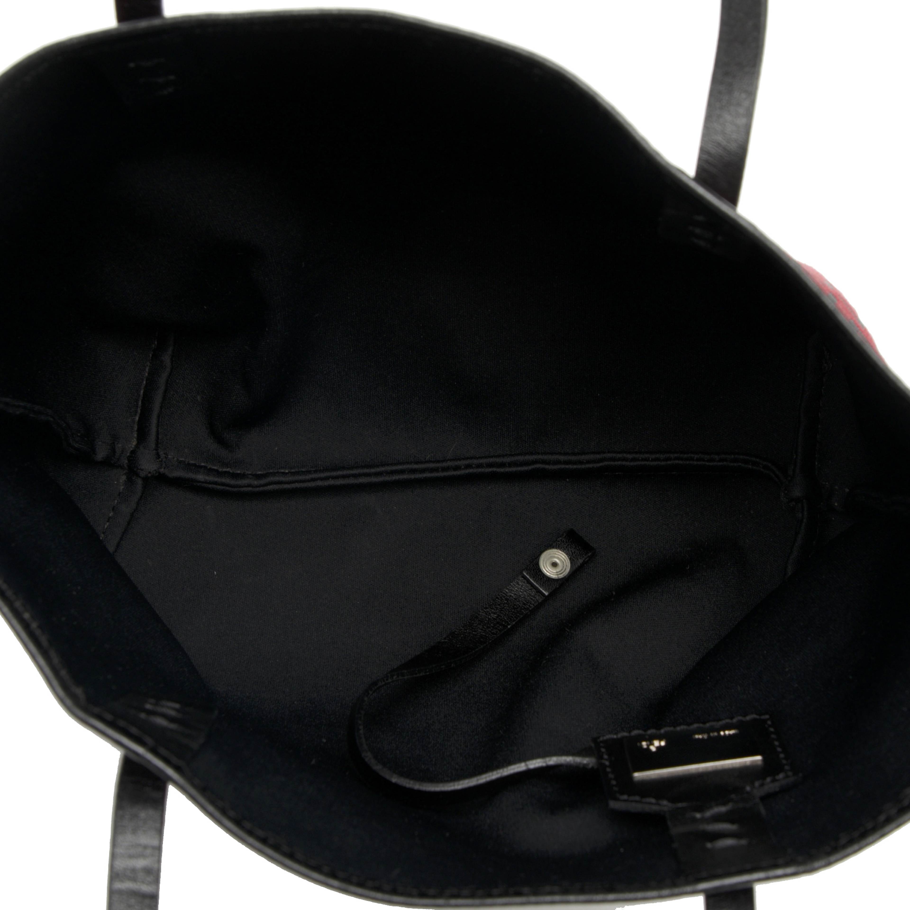 Fendi Zucchino Canvas Roll Tote, från Luxclusif, i färgen dark red. Klicka för att öppna bilden i stort format