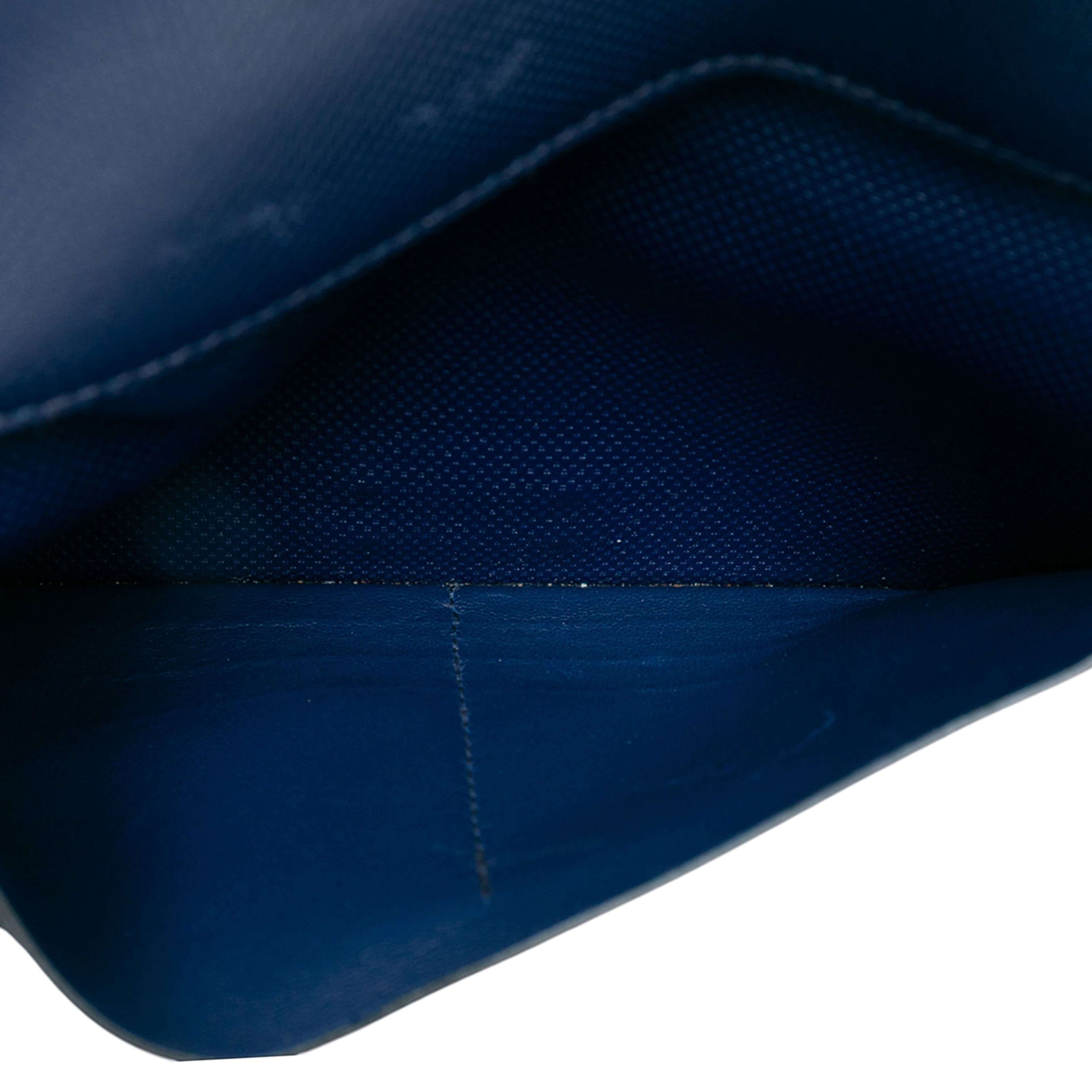 Hermès Grain D’h Leather Kelly Longue Wallet, från Luxclusif, i färgen dark blue. Klicka för att öppna bilden i stort format