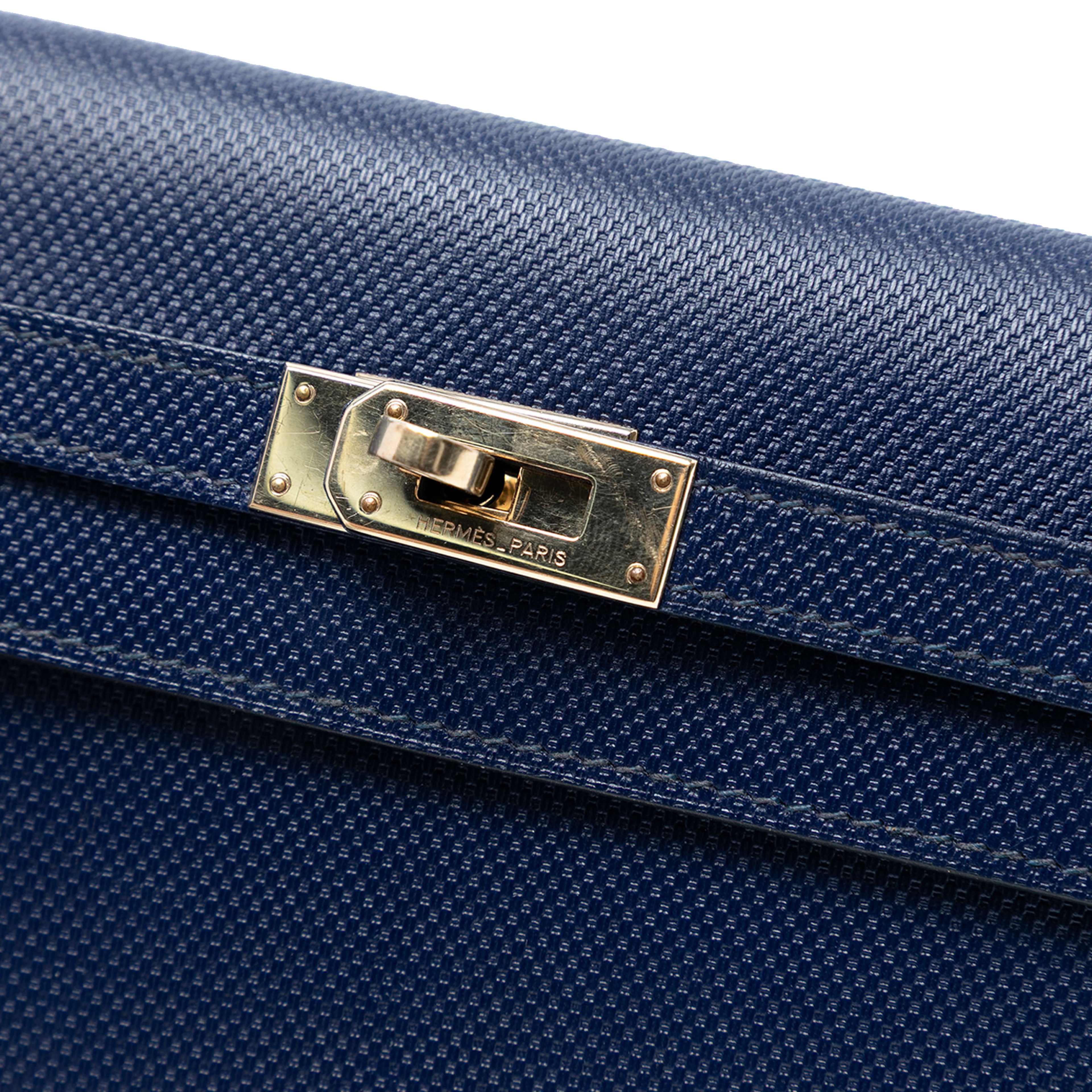 Hermès Grain D’h Leather Kelly Longue Wallet, från Luxclusif, i färgen dark blue. Klicka för att öppna bilden i stort format