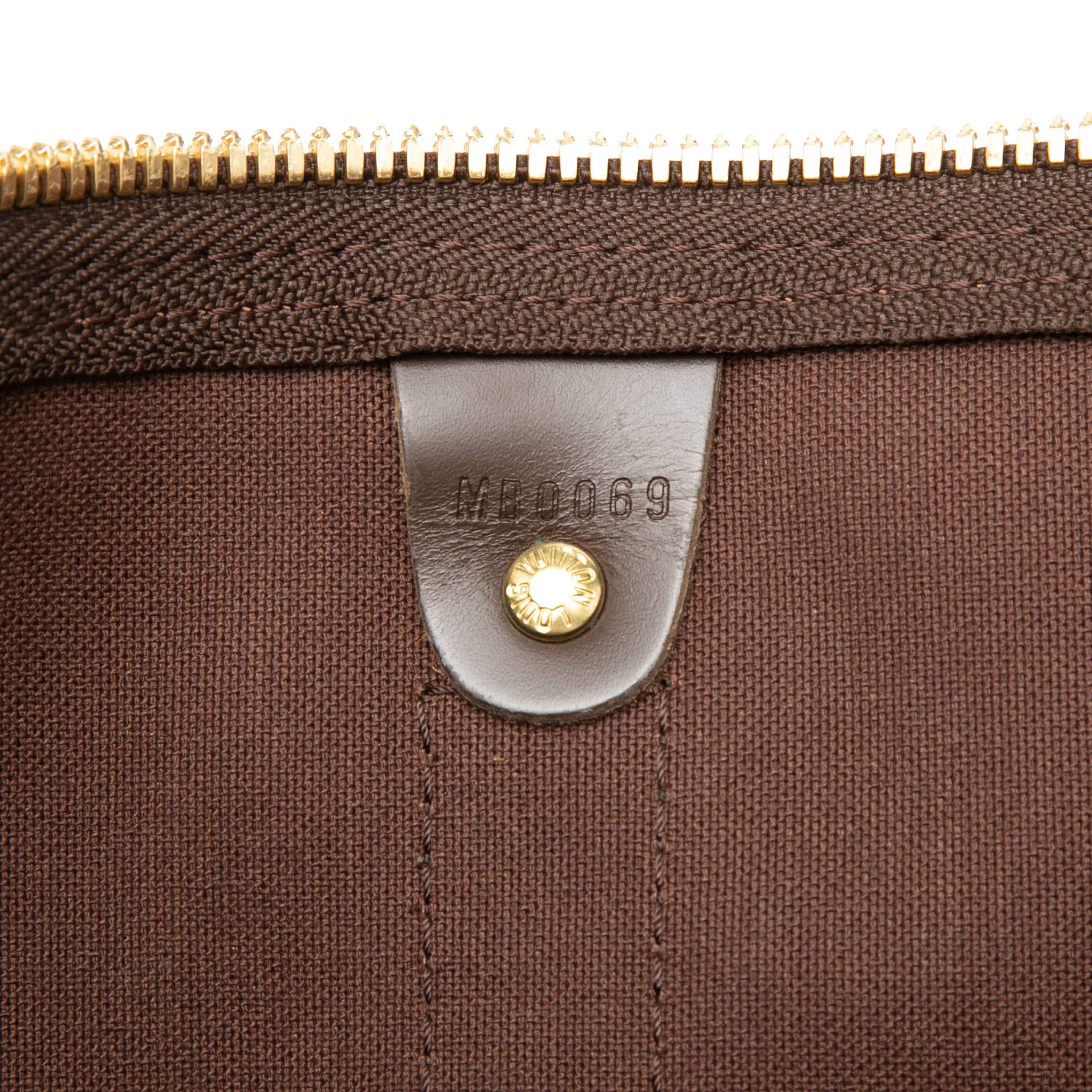 Louis Vuitton Damier Ebene Keepall Bandouliere 55, från Luxclusif, i färgen brun. Klicka för att öppna bilden i stort format