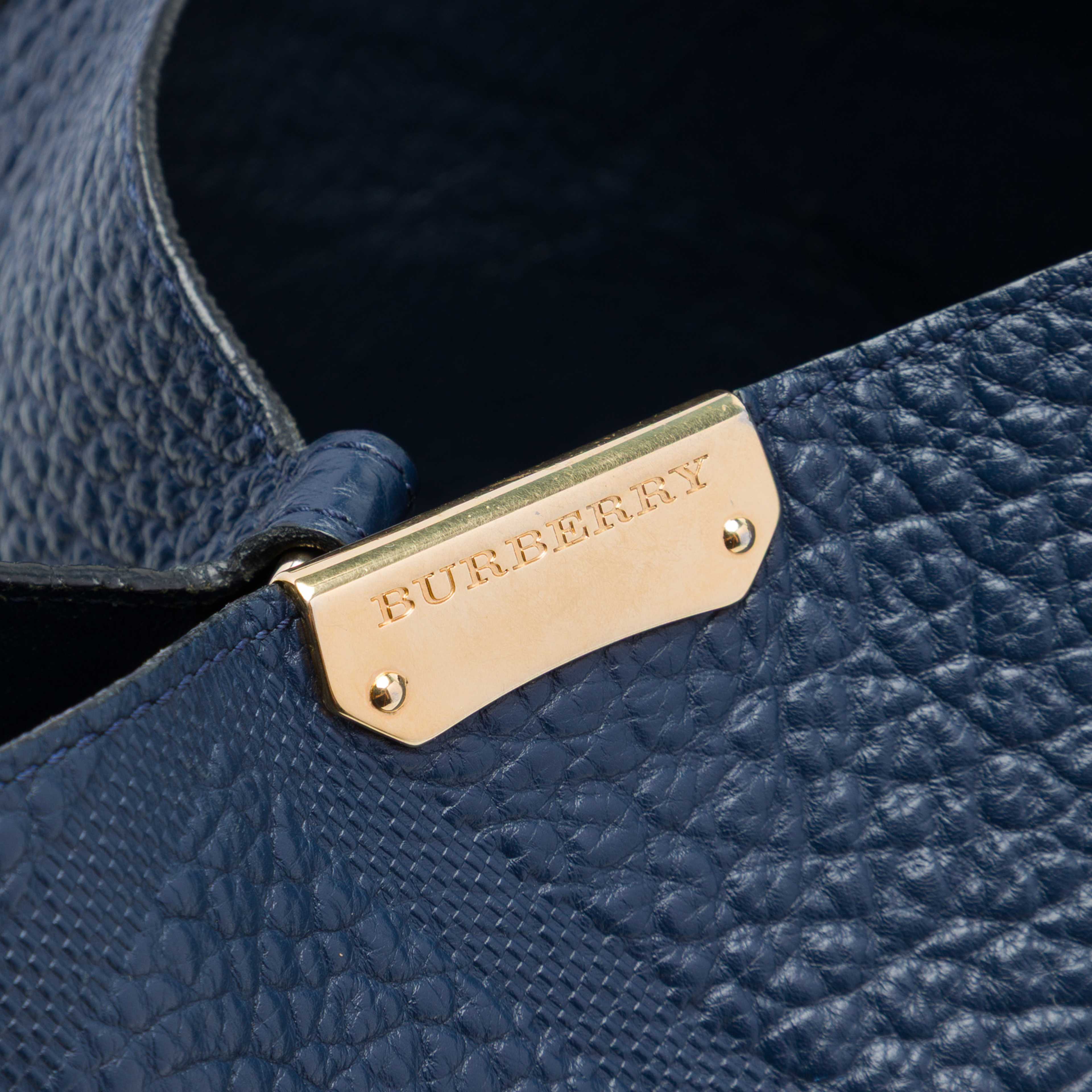 Burberry Small Elephant Embossed Calfskin Check Canterbury Tote, från Luxclusif, i färgen blå. Klicka för att öppna bilden i stort format