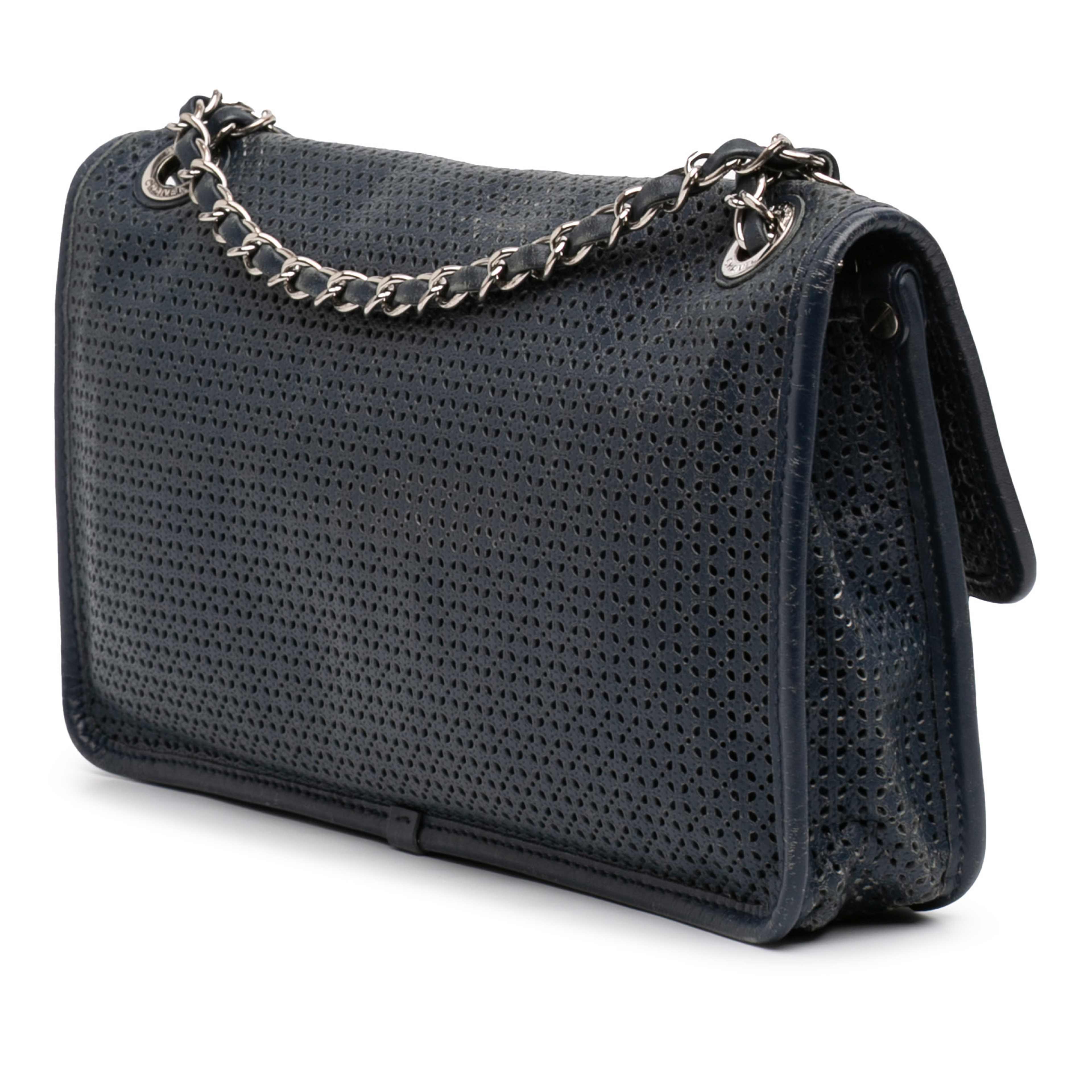Chanel Medium Perforated Calfskin Up In The Air Flap, från Luxclusif, i färgen navy. Klicka för att öppna bilden i stort format