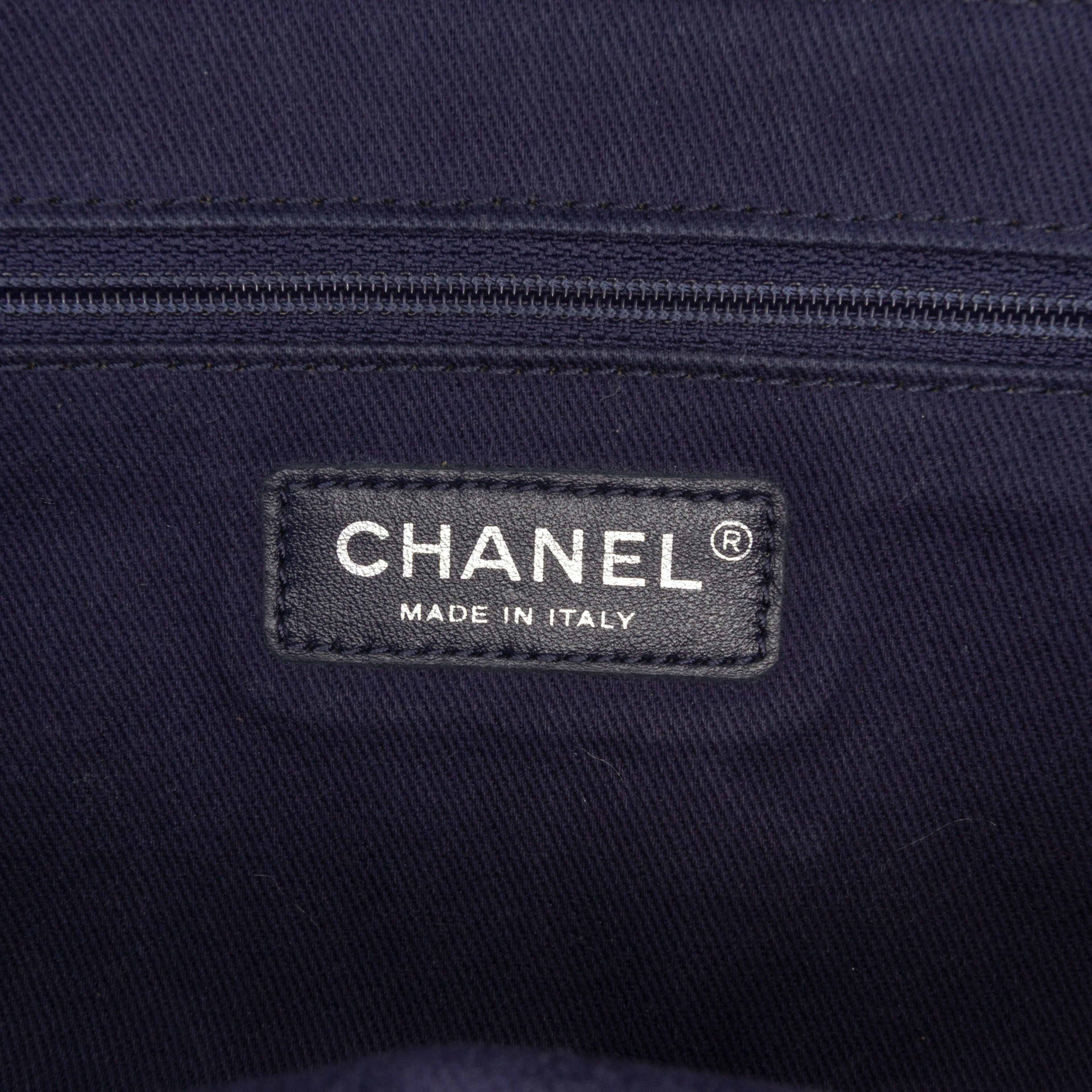 Chanel Medium Perforated Calfskin Up In The Air Flap, från Luxclusif, i färgen navy. Klicka för att öppna bilden i stort format