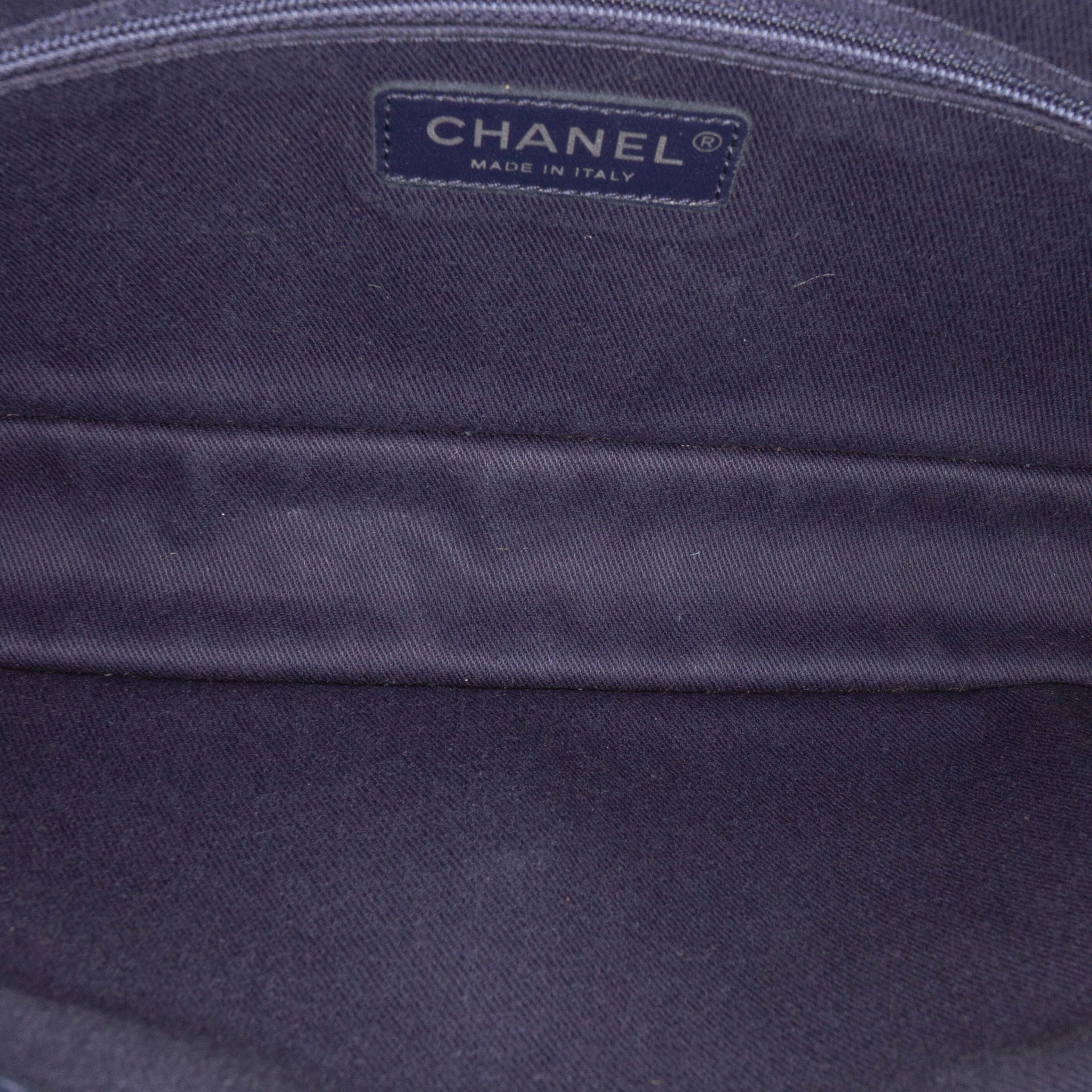 Chanel Medium Perforated Calfskin Up In The Air Flap, från Luxclusif, i färgen navy. Klicka för att öppna bilden i stort format