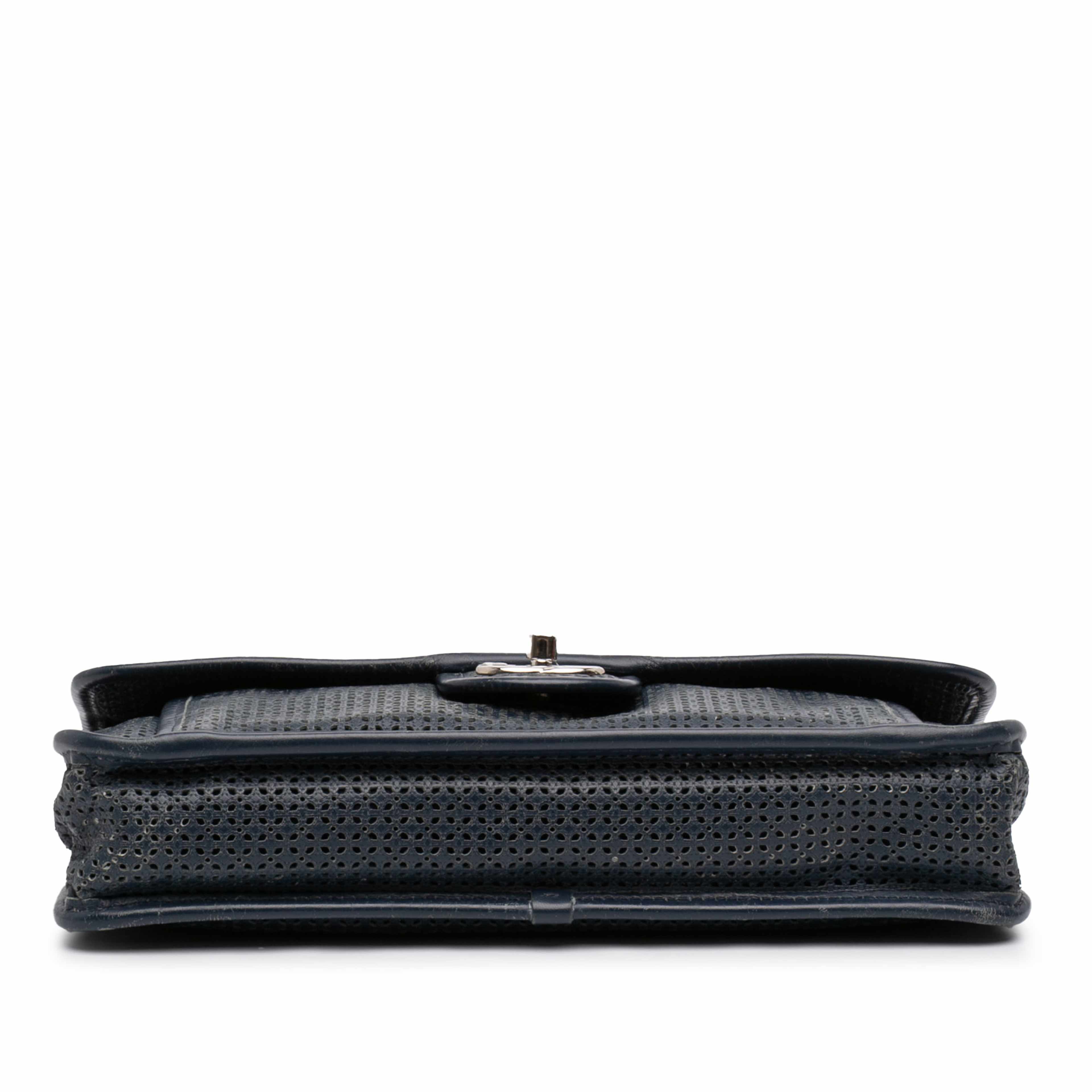 Chanel Medium Perforated Calfskin Up In The Air Flap, från Luxclusif, i färgen navy. Klicka för att öppna bilden i stort format