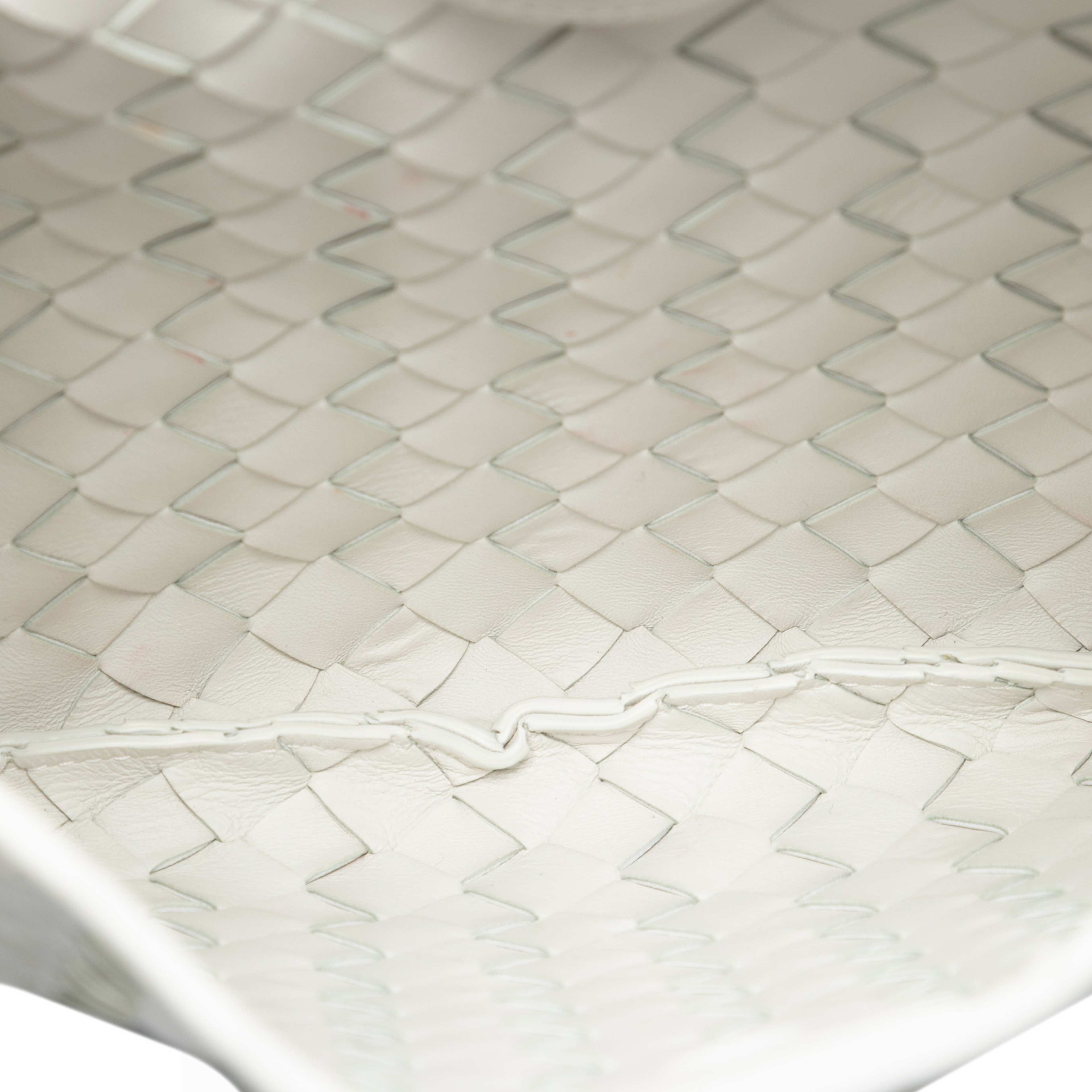 Bottega Veneta Lambskin Intrecciato Sardine, från Luxclusif, i färgen white. Klicka för att öppna bilden i stort format