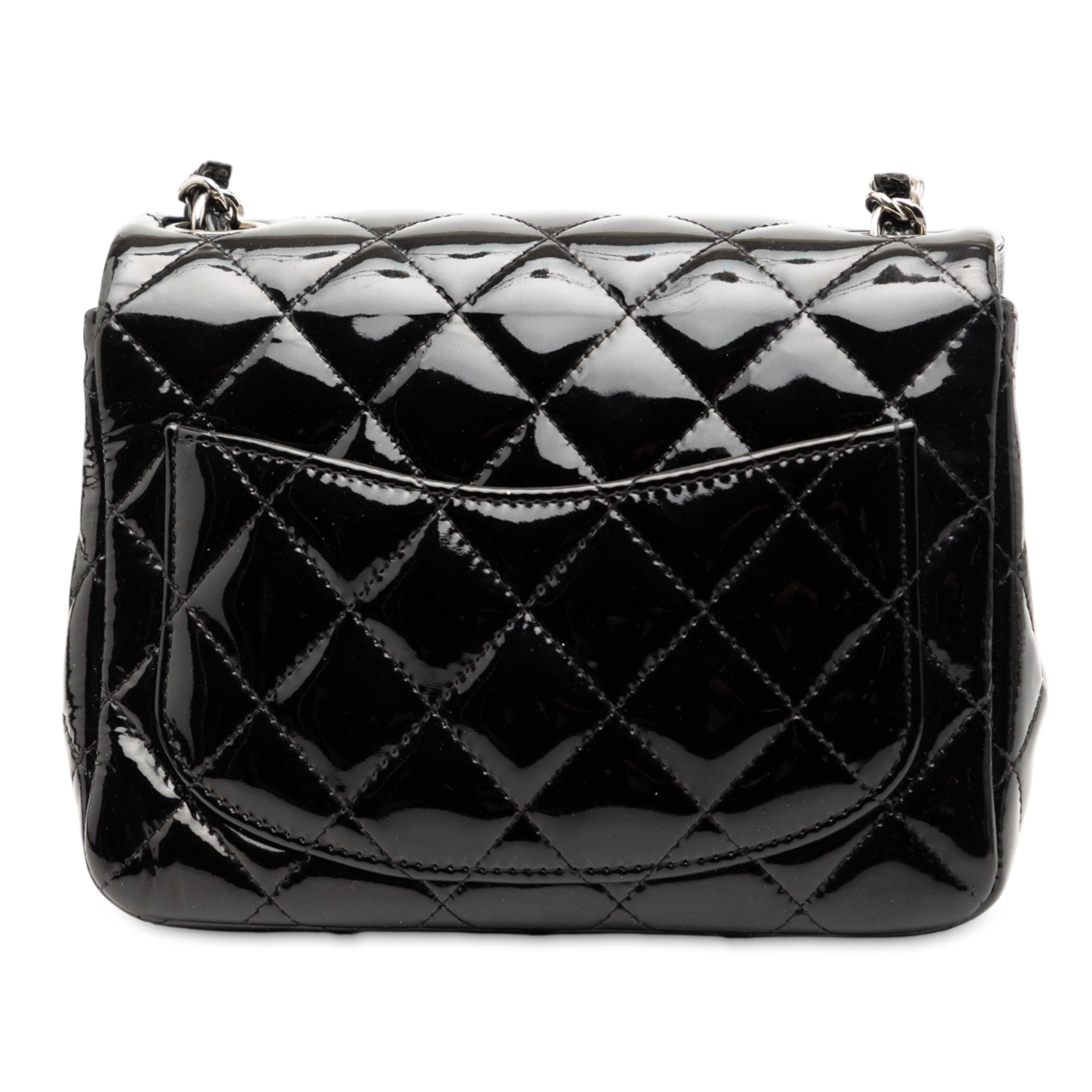 Chanel Mini Square Classic Patent Single Flap, från Luxclusif, i färgen black. Klicka för att öppna bilden i stort format
