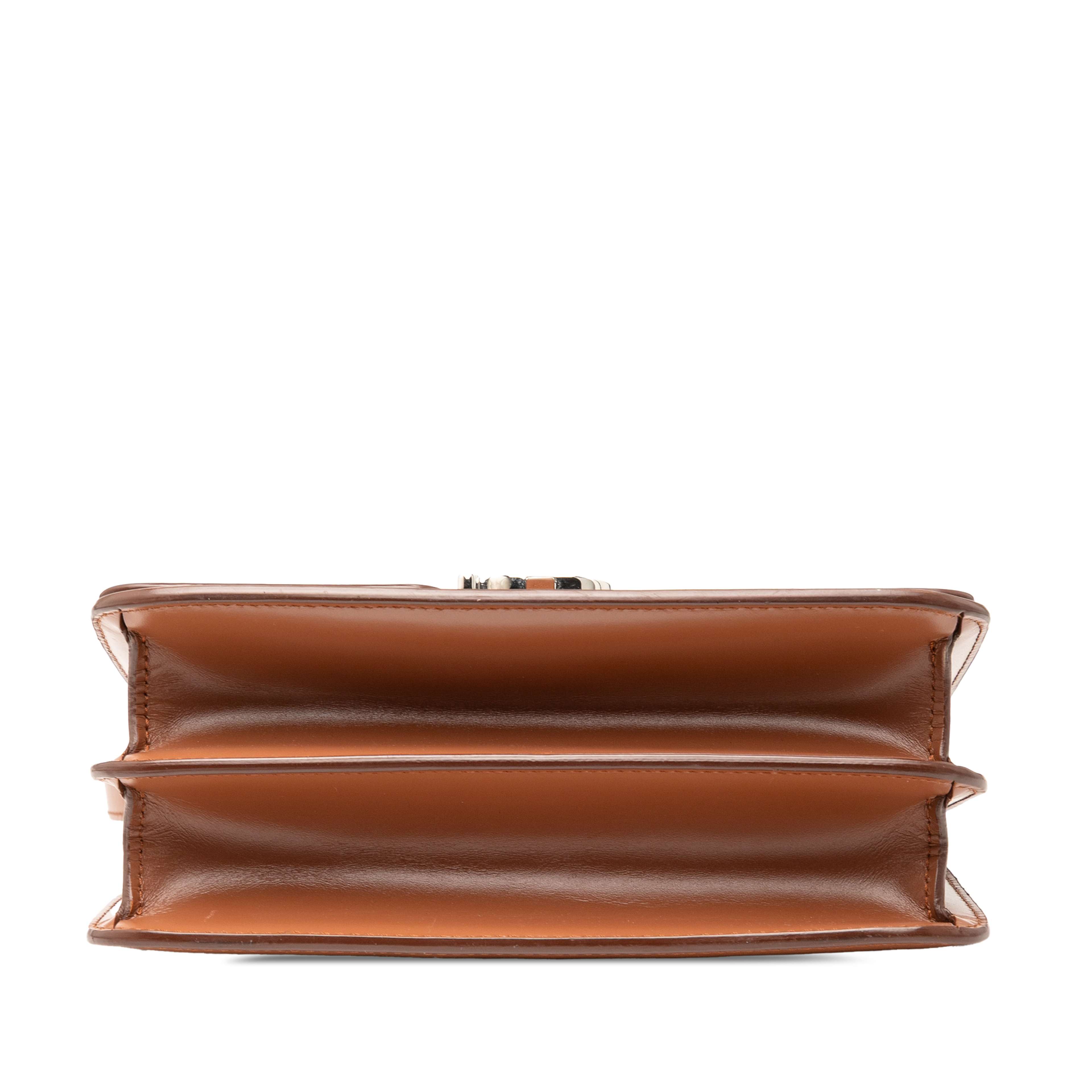 Burberry Small Smooth Calfskin Tb Crossbody, från Luxclusif, i färgen brown. Klicka för att öppna bilden i stort format