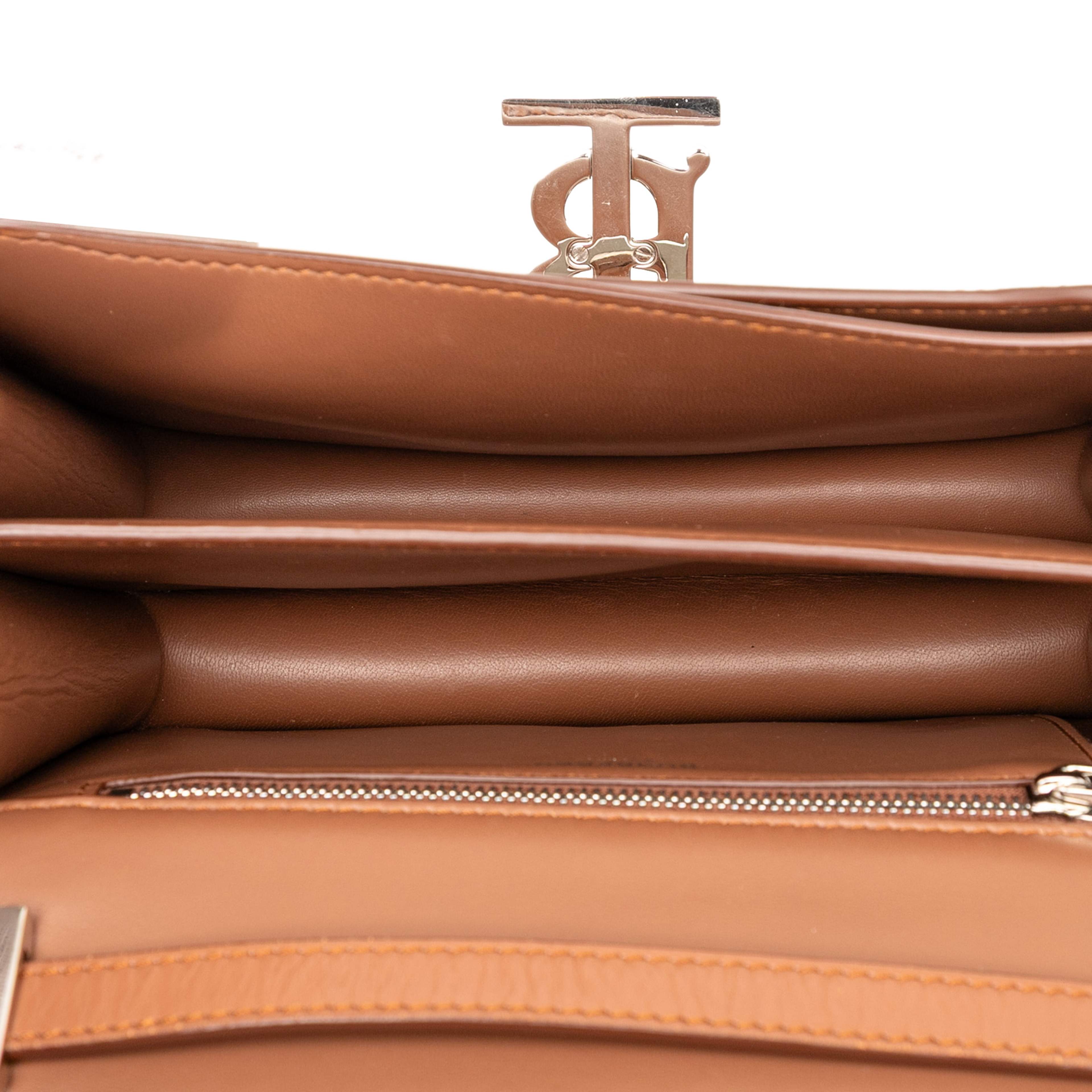 Burberry Small Smooth Calfskin Tb Crossbody, från Luxclusif, i färgen brown. Klicka för att öppna bilden i stort format