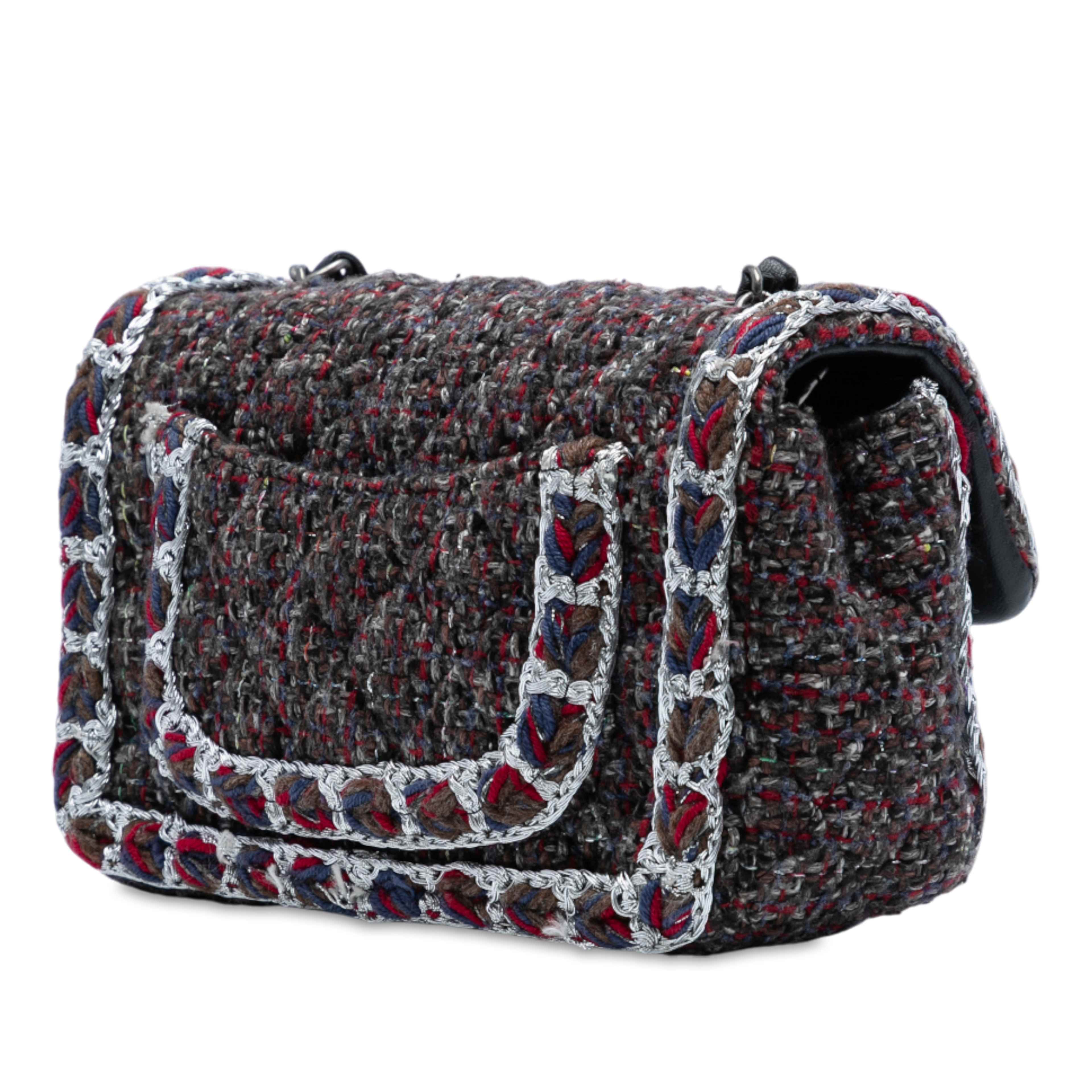 Chanel Mini Rectangular Classic Tweed Braided Single Flap, från Luxclusif, i färgen svart. Klicka för att öppna bilden i stort format