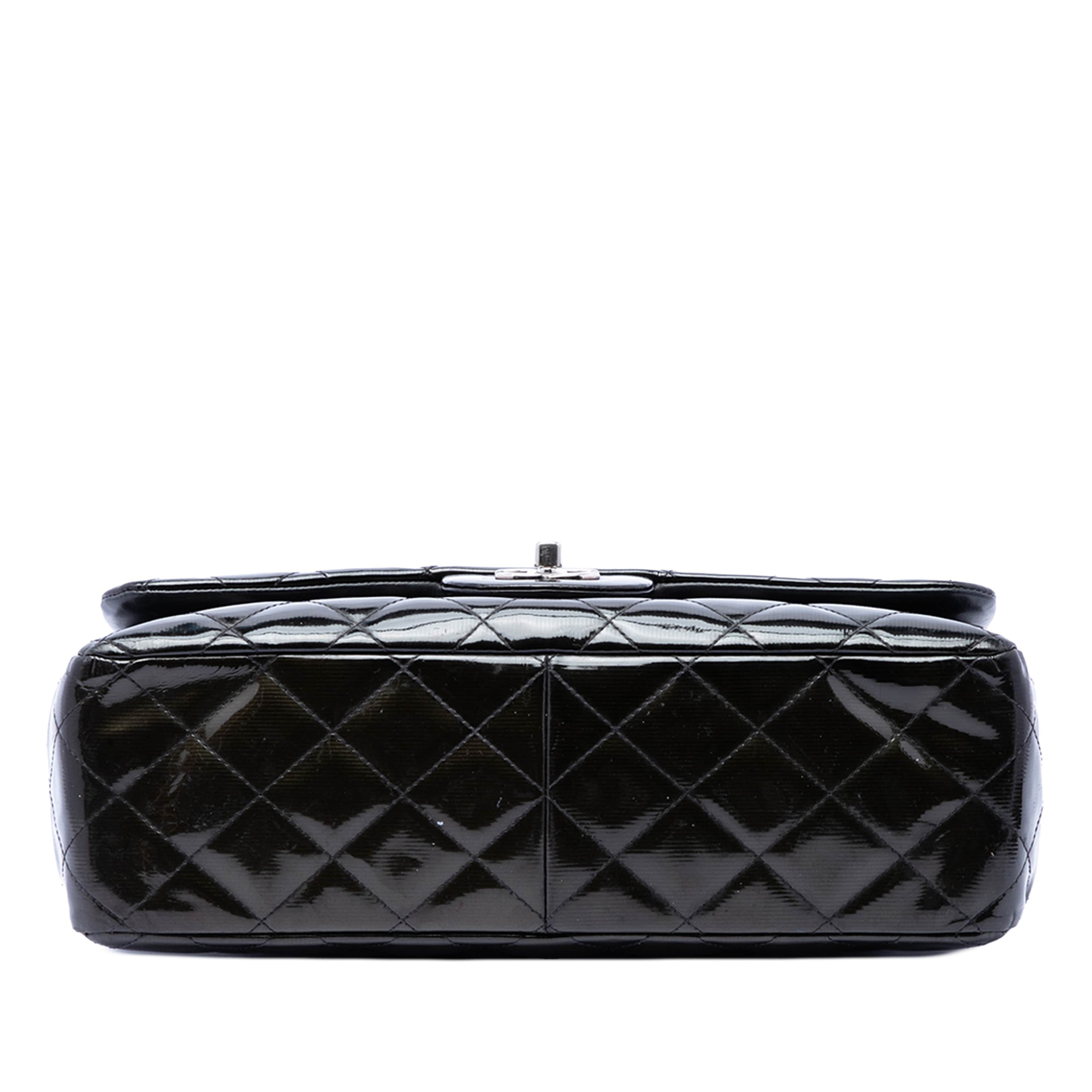Chanel Jumbo Classic Patent Double Flap, från Luxclusif, i färgen svart. Klicka för att öppna bilden i stort format