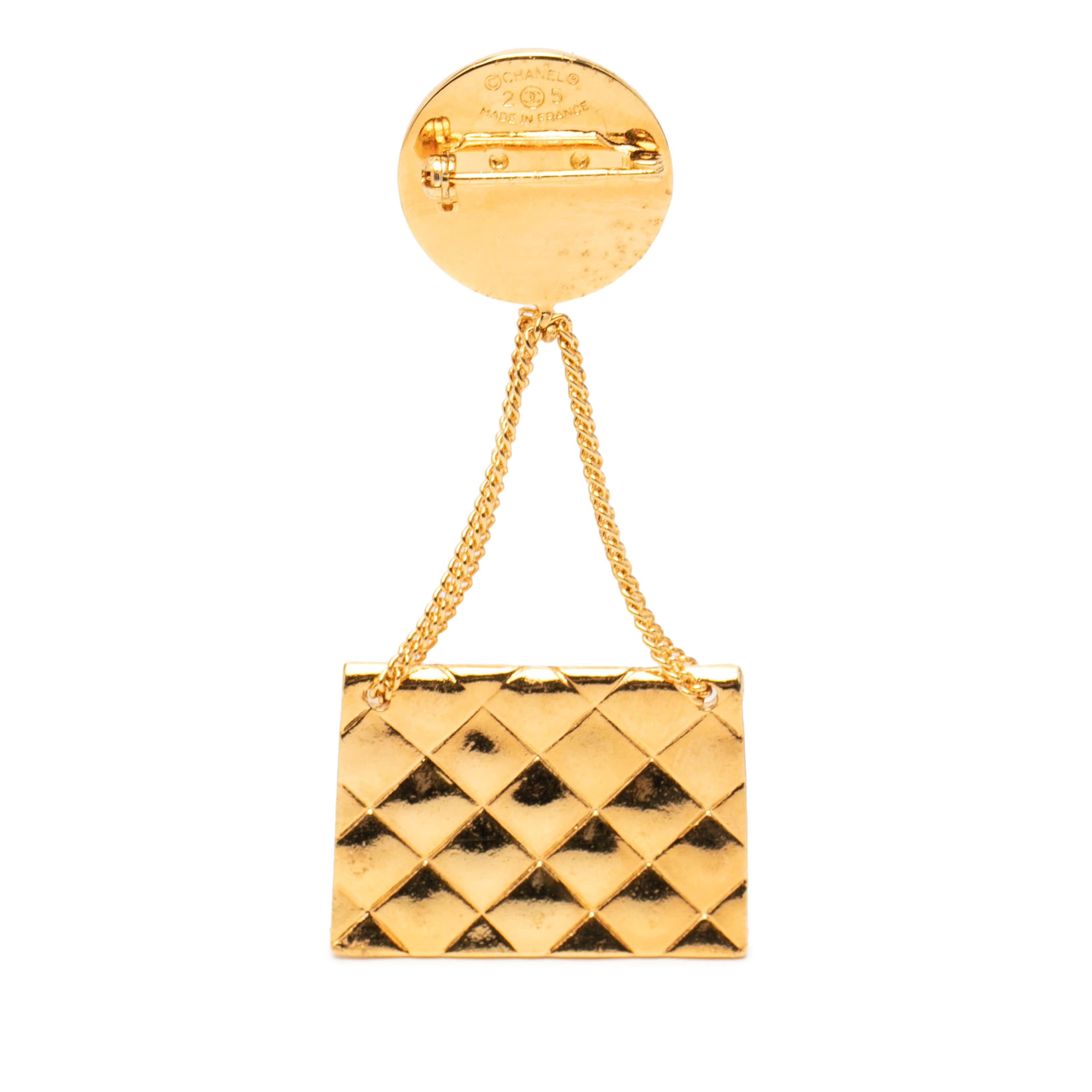 Chanel Cc Gold Plated Quilted Flap Bag Medallion Brooch, från Luxclusif, i färgen gold. Klicka för att öppna bilden i stort format