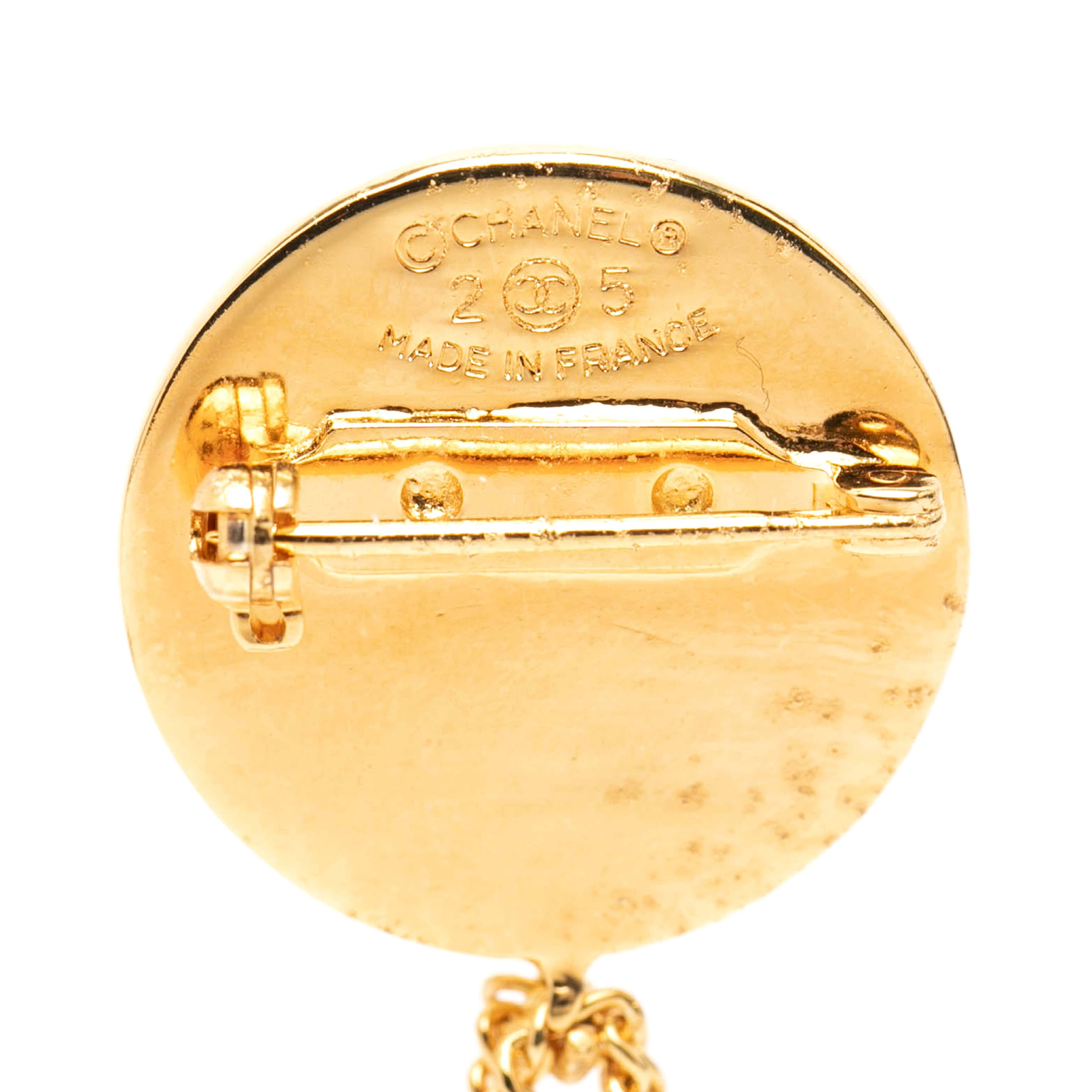 Chanel Cc Gold Plated Quilted Flap Bag Medallion Brooch, från Luxclusif, i färgen gold. Klicka för att öppna bilden i stort format