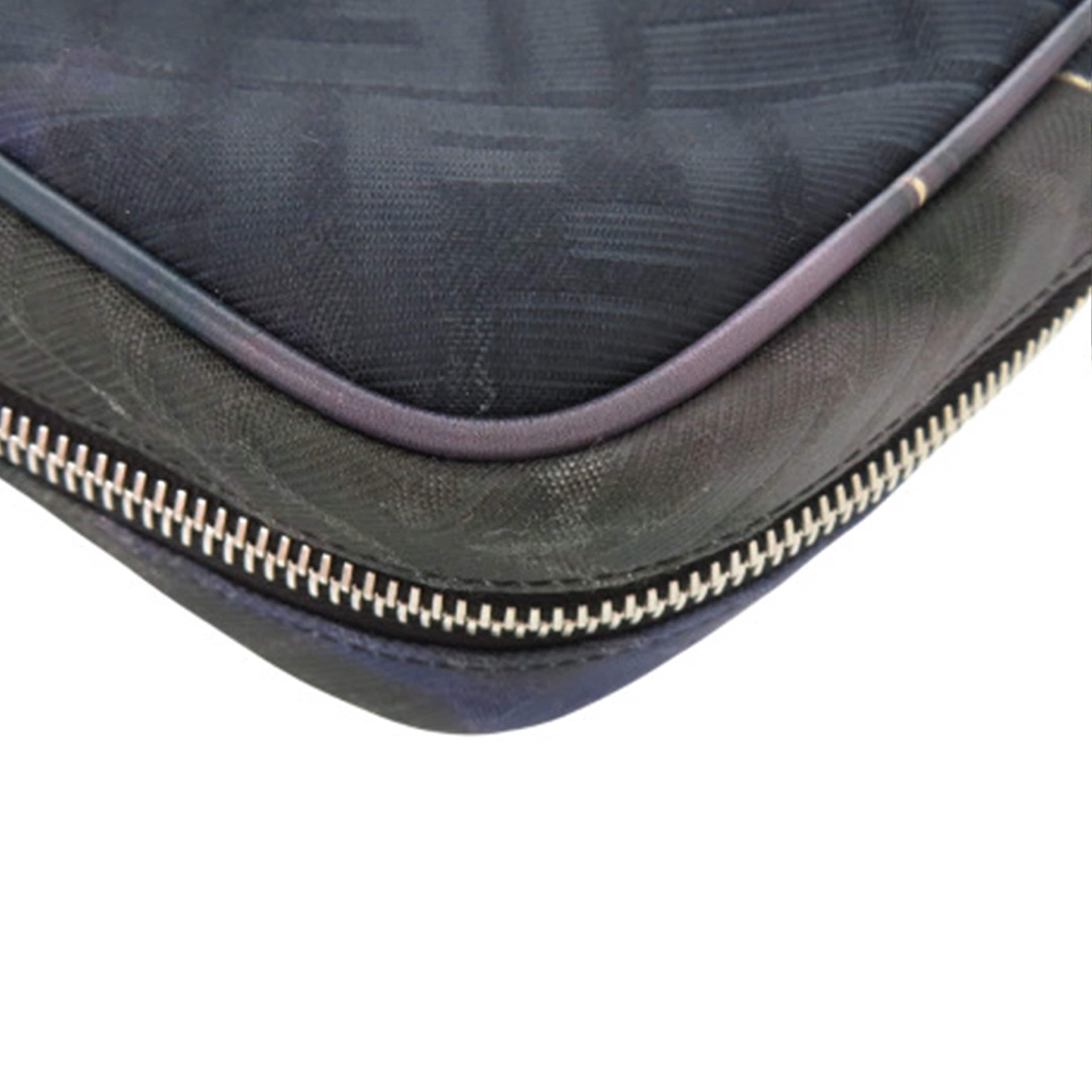 Fendi Zucca Gradient Canvas Ff 1974 Toiletry Case, från Luxclusif, i färgen navy. Klicka för att öppna bilden i stort format